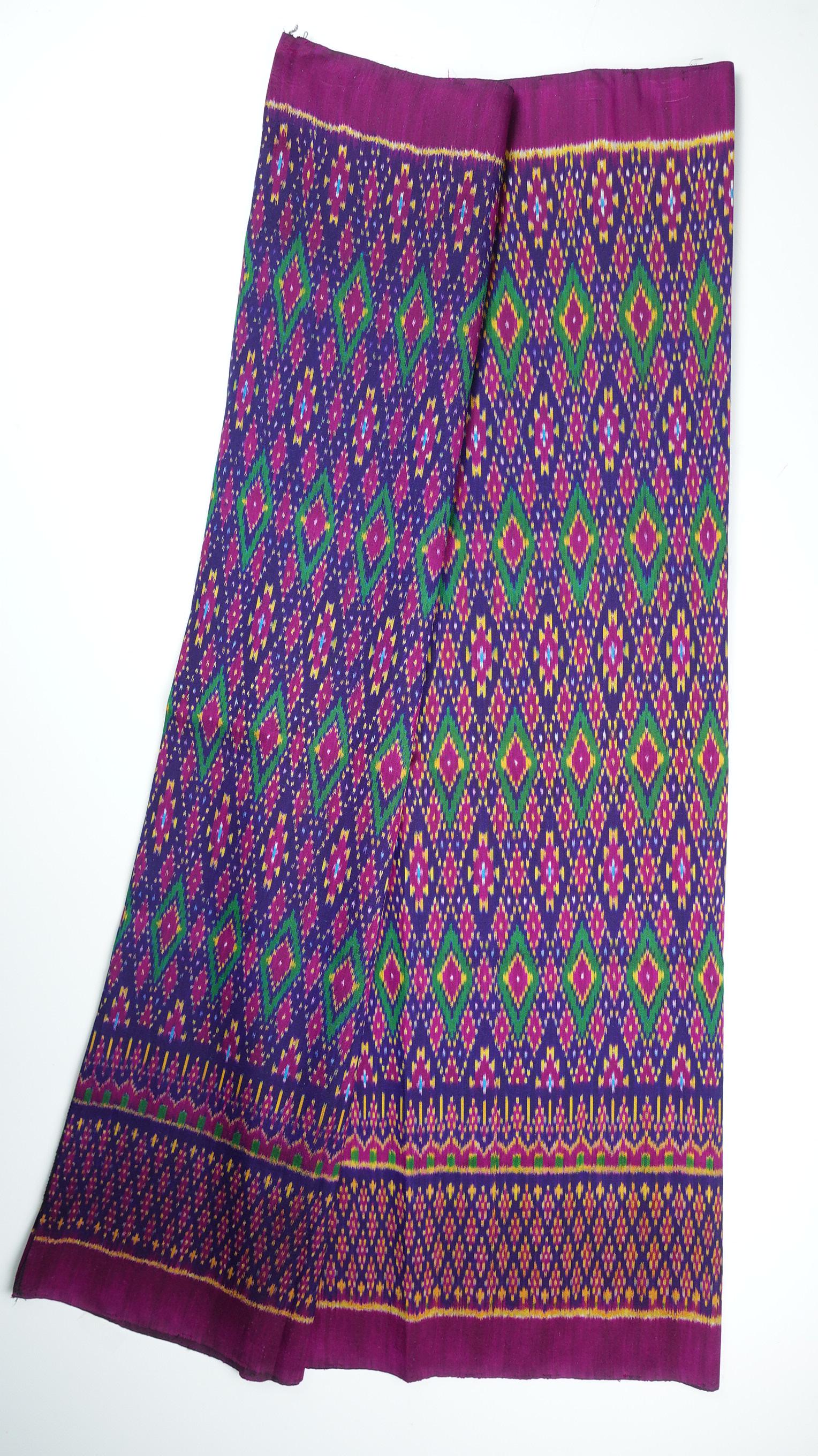 (ผ้าชุด)ไหมมัดหมี่ 3ตะกอ ไหมแท้ (ผ้าลาย 2เมตร+สีพื้น2เมตร) โทนสีม่วง รหัส M3-ME-066-1222676