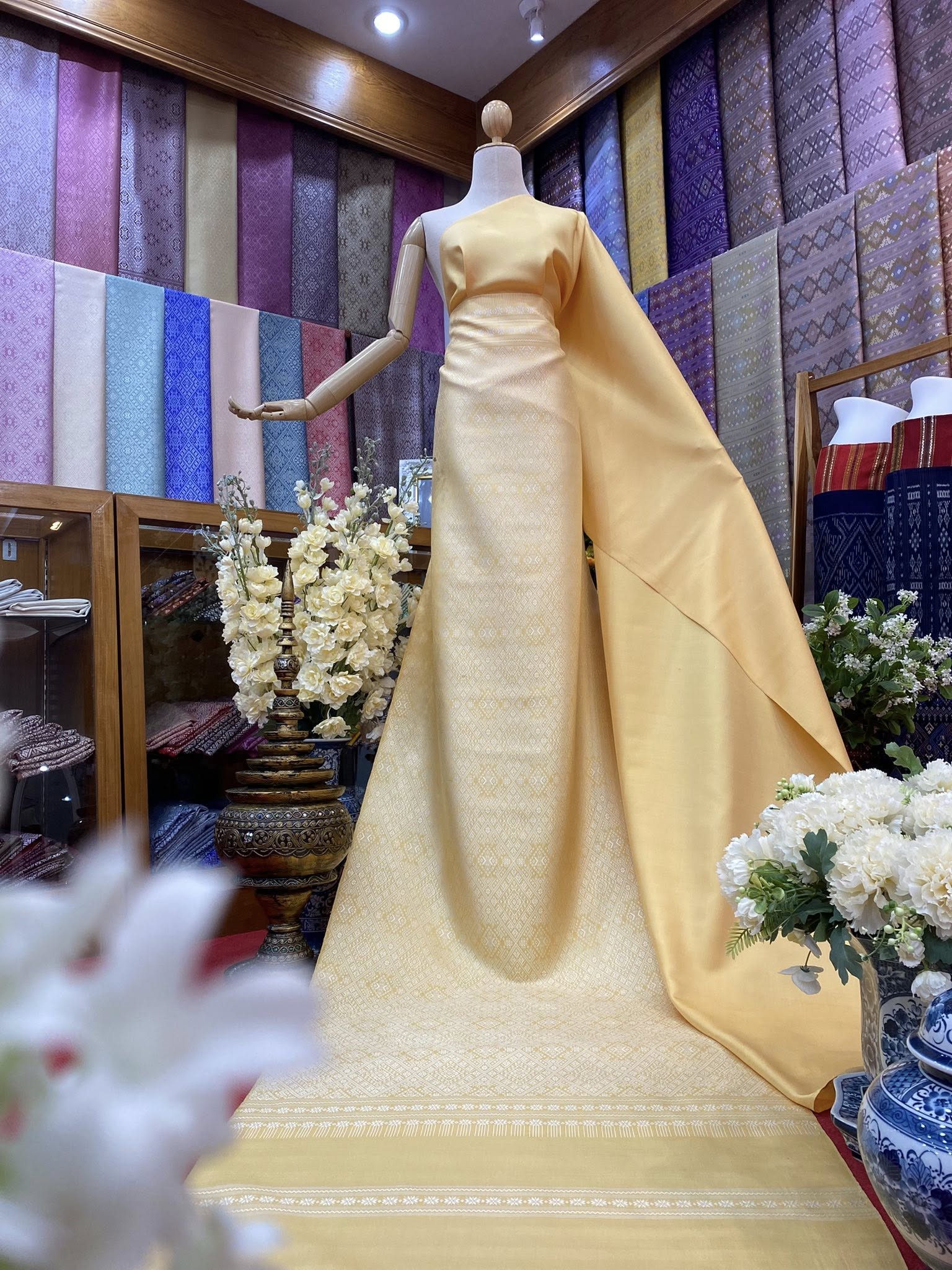 (ผ้าชุด)ไหมแพรวา ตัดชุดลายล่วง ขนาด 73x500ซม. (ลาย 2.3เมตร+สีพื้น 2.7เมตร) พื้นสีเหลืองไข่ รหัส P10-BM-090568131