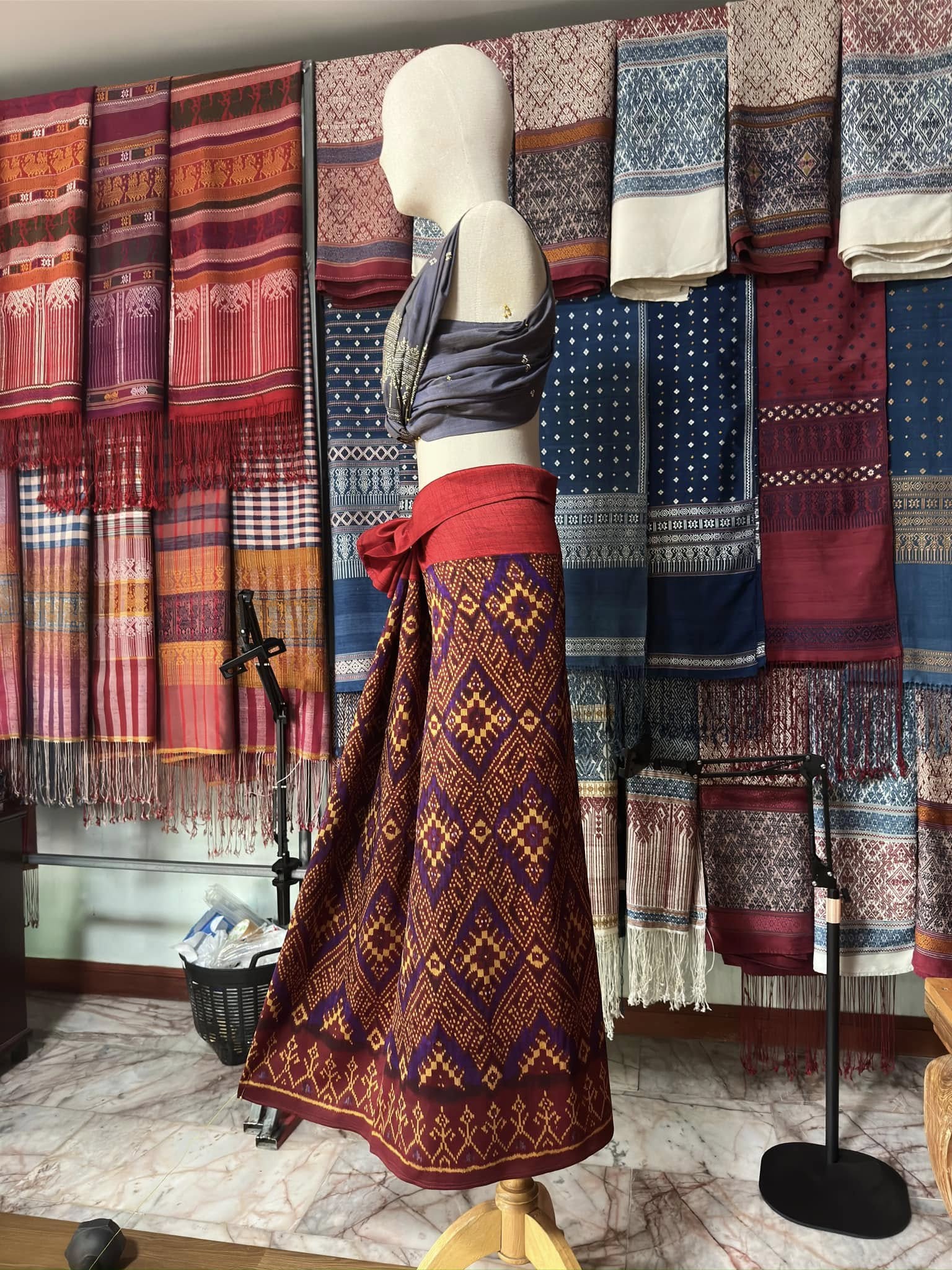 ซิ่น พระตะบอง ผ้าจามทอสามตะกอ ขนาด 105x150ซม สีแดง รหัส N9-SIL-AJ7