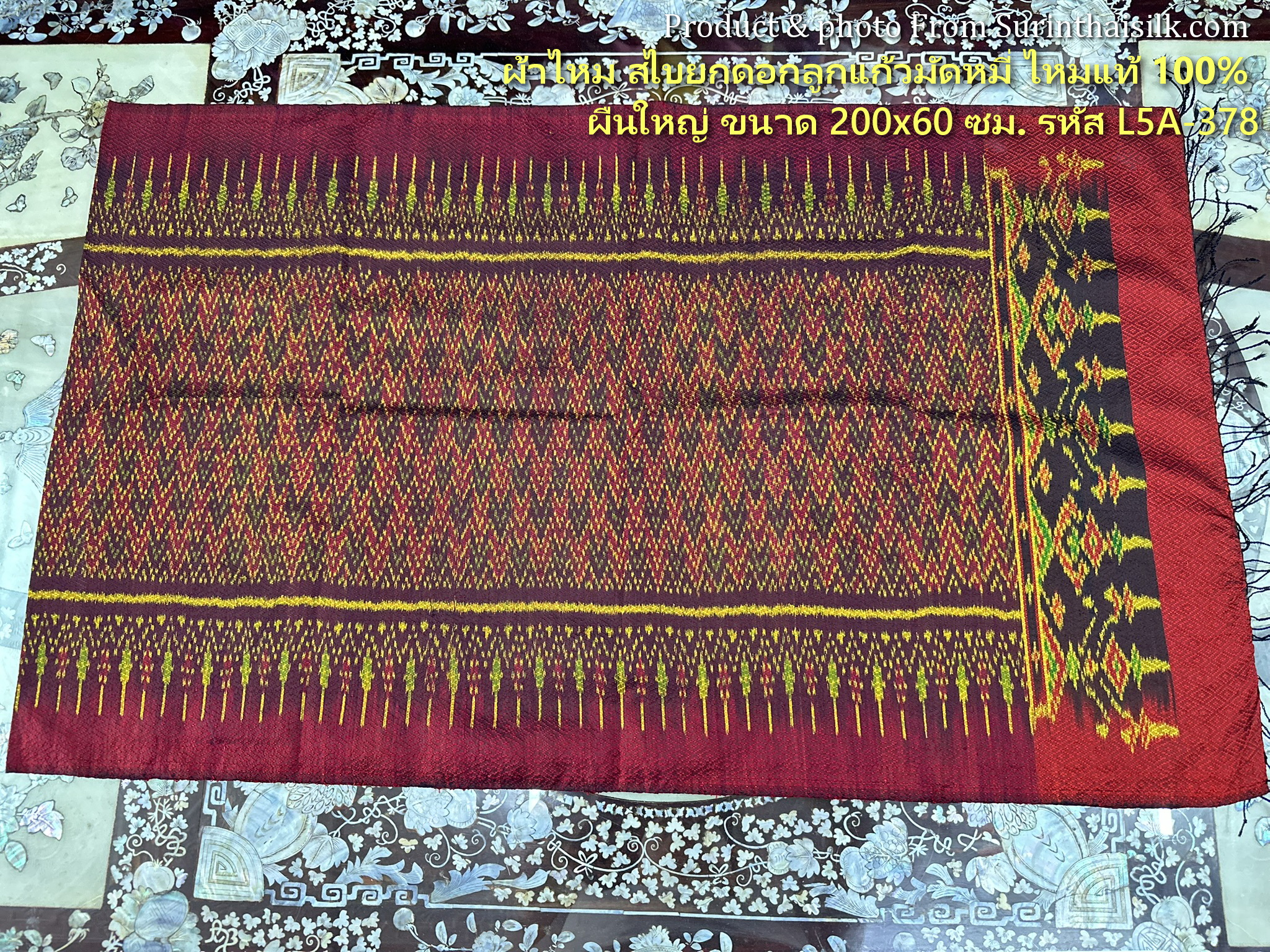 ผ้าคลุมไหล่ ผ้าไหมทอยกดอก ขนาด 60x200ซม.ลายมัดหมี่ มีหน้านางชายครุย สีแดง รหัส L5A-ST-L5A378