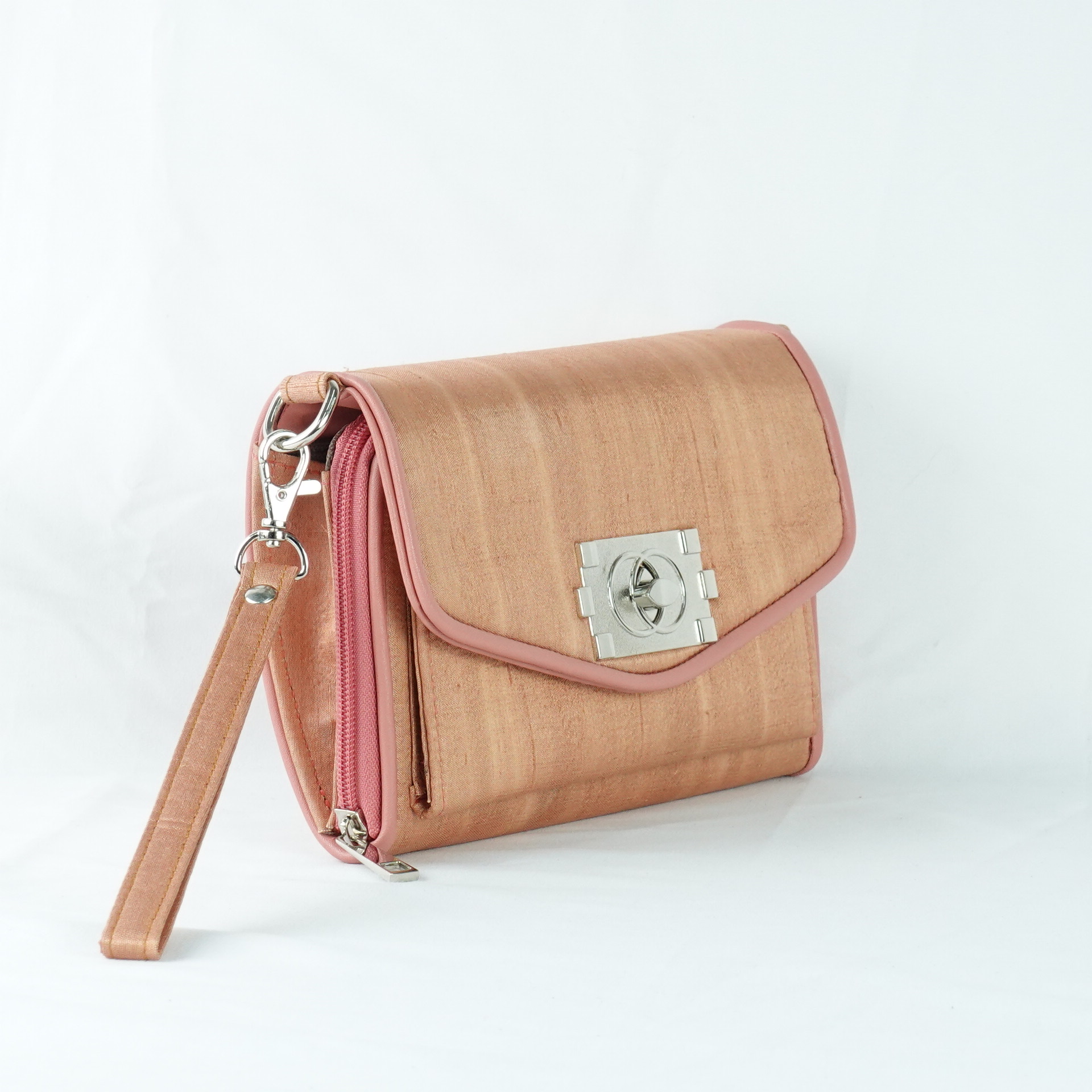 กระเป๋าถือไหมแท้ทรงคลัทช์ พร้อมสายสะพาย ขนาด 15x20ซม.สีน้ำตาลทอง รหัส GO-TT-060568159