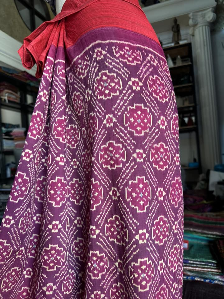 ซิ่น ผ้าซิ่นพระตะบอง สีธรรมชาติ ขนาด 116x160ซม ลายกุหลาบพันปี พื้นสีม่วงแดง รหัส N9-SIL0602661