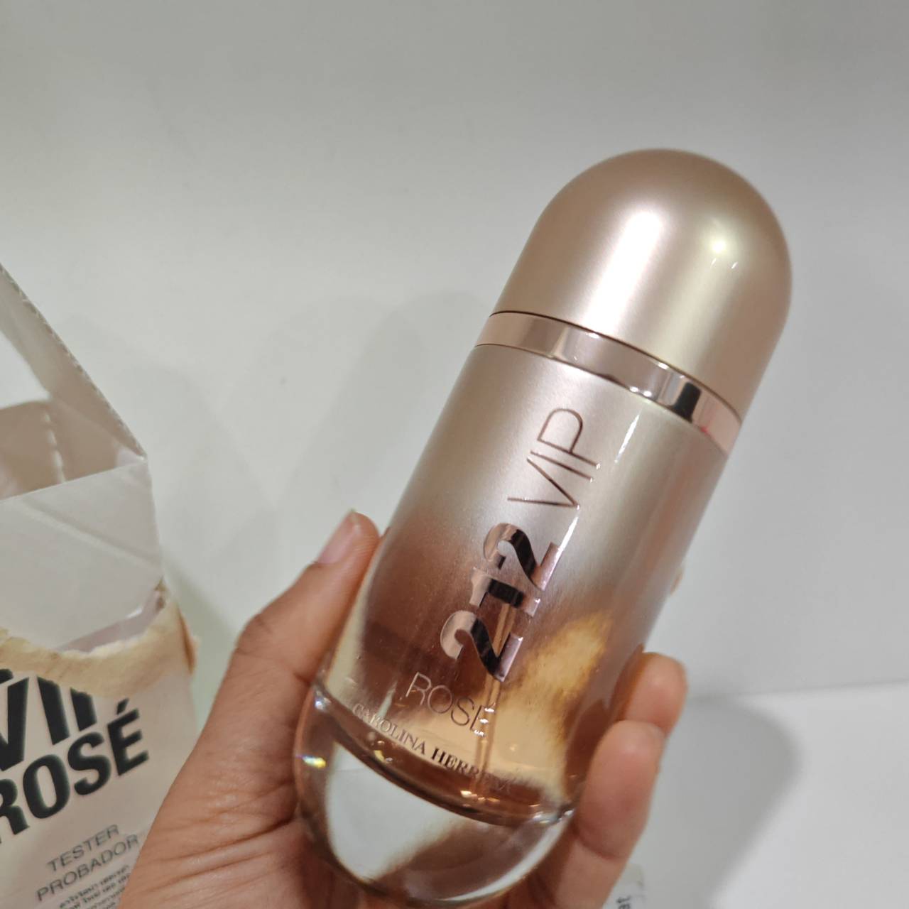 น้ำหอมแท้ Carolina Herrera 212 Vip Rose Edp 80ml อดีตกล่องขาวป้ายไทยตอนนี้โดนหมากัดขอคนไม่ซีเรียสตามรูป