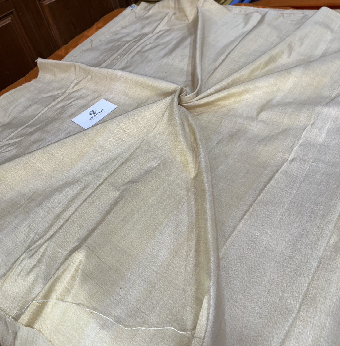 ผ้าไหมหางกระรอก ไหมบ้าน เนื้อหนา ตรานกยูง สีเหลืองครีมเบจ ตัดขายตามความยาวเมตร รหัส R1N-NY-032768101