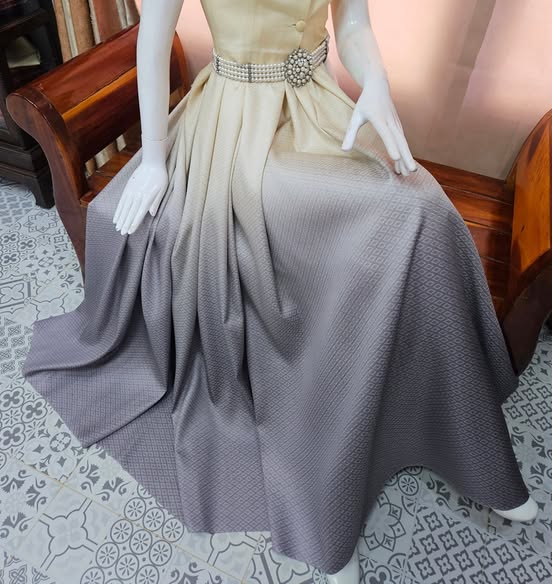 ผ้าไหมย้อมสไลด์สี ยกดอกลูกแก้ว สีครีม-สีเทา เลือกขนาด รหัส BT-TT-1126671142