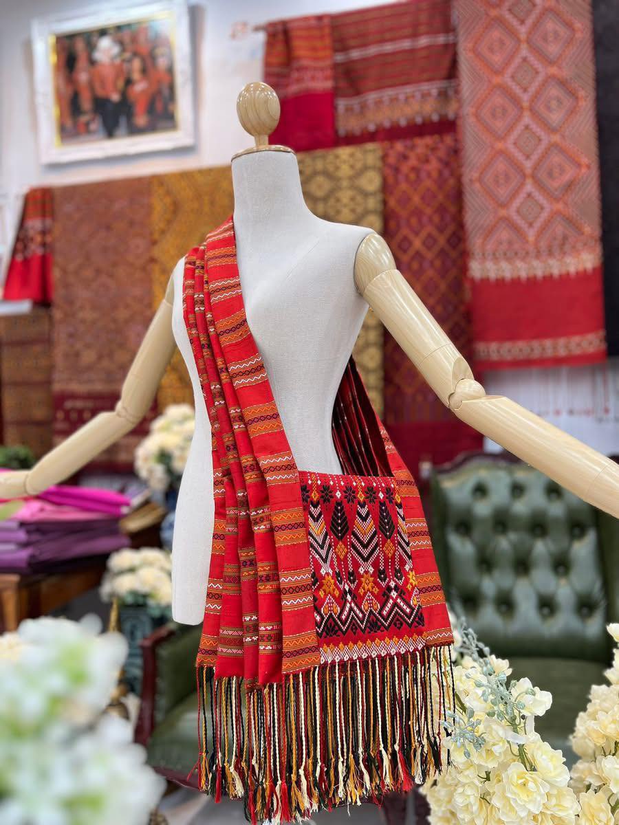 ย่าม ไหมแพรวา ขนาด 9x10นิ้ว คละลาย พื้นสีแดง รหัส GLC-BM08046614194