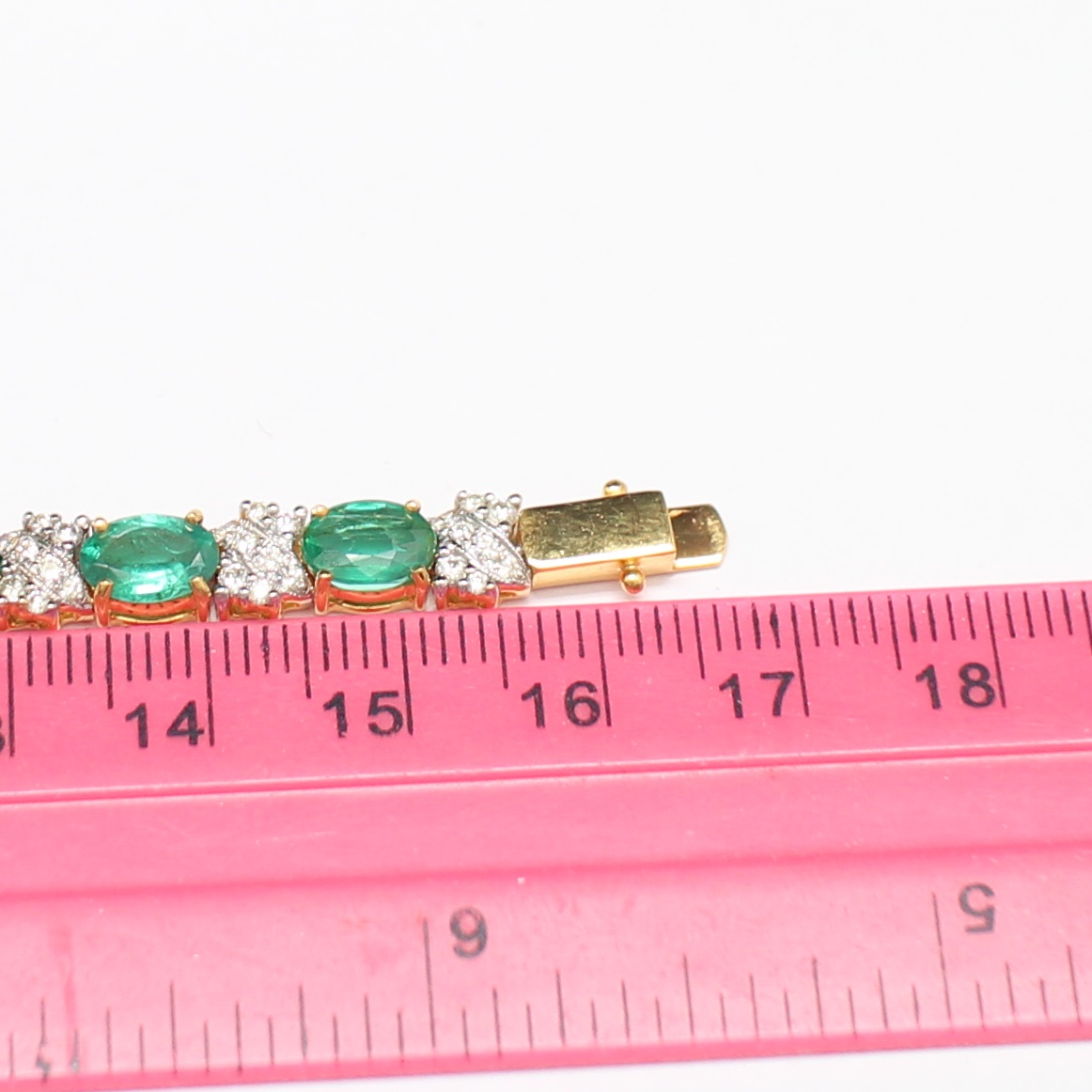 BL25068 สร้อยข้อมือมรกตแซมเบียคั่นเพชรกระจุก เพชรแท้ 28 เม็ด 0.56 กะรัต และ 84 เม็ด 0.77 กะรัต ทองแท้ 18k นน.รวม 14.4 กรัม ยาว 16.5 ซม. มรกต 14 เม็ด 9.84 กะรัต มีใบเซอร์