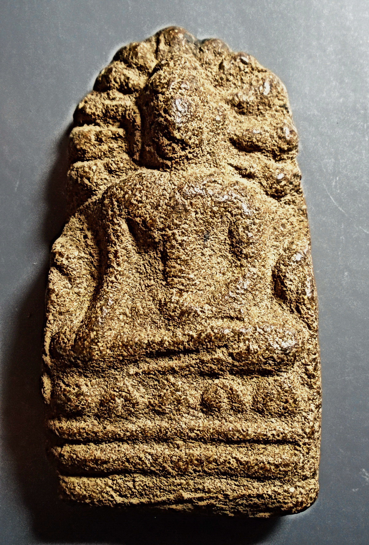 พระพิมพ์นาคปรกฐานบัว เนื้อดินผสมผง องค์ใหญ่ ไม่ทราบที่