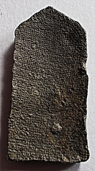 พระลีลา พิมพ์ห้าเหลี่ยม เนื้อชิน หลวงพ่อโต วัดวิหารทอง จ.ชัยนาท ปี 2460