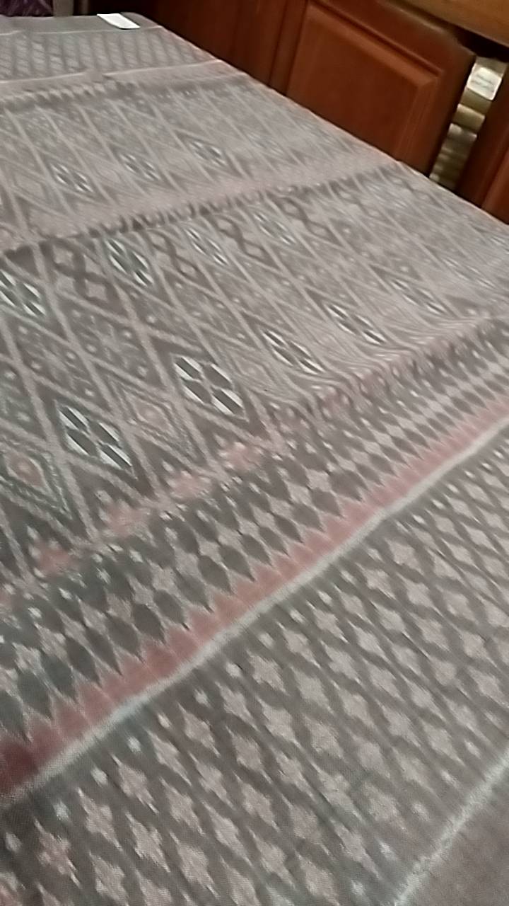 ซิ่น ผ้าไหมมัดหมี่ สีธรรมชาติ 3ตะกอ ขนาด1x2เมตร พื้นสีเทา รหัส M3P-NY-081067101