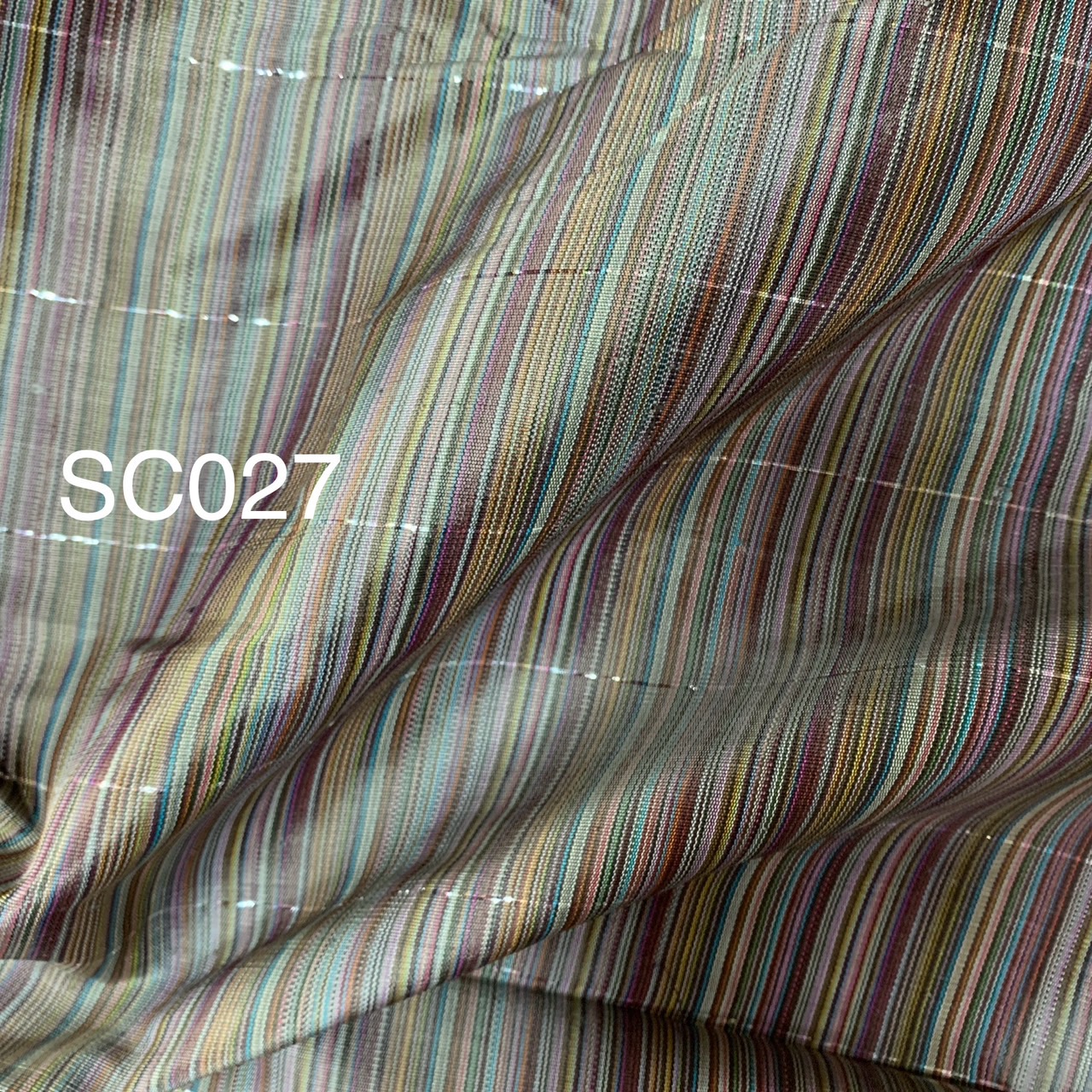 ผ้าไหมลายริ้ว เนื้อหยาบ ขายตามความยาวหลา สีคละสี รหัส A8-AA-SC027