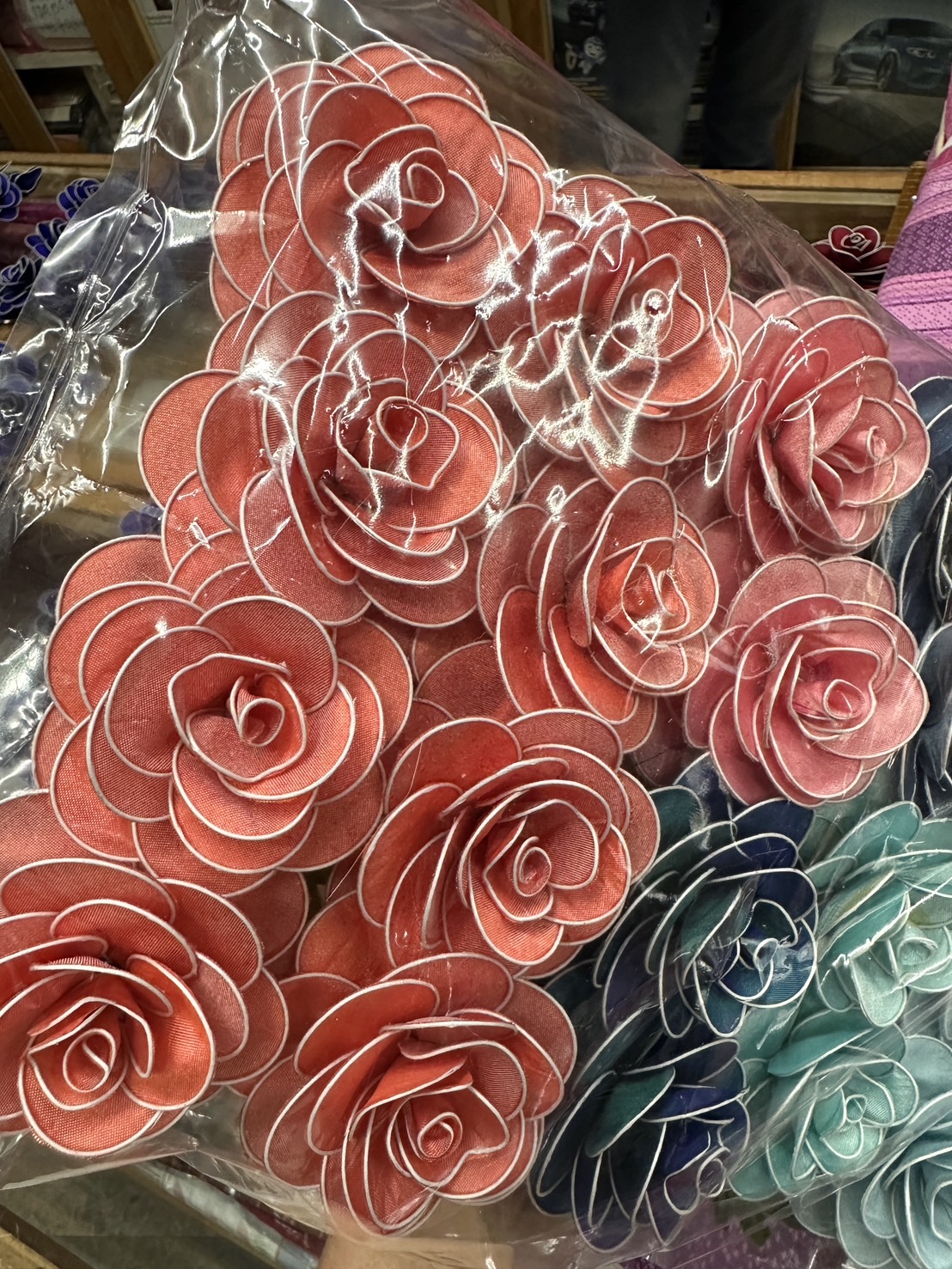 ดอกกุหลาบผ้าไหม (กลัดหน้าอก) แพคโหล (12ชิ้น) คละสี คละลาย GF-ST-1225661