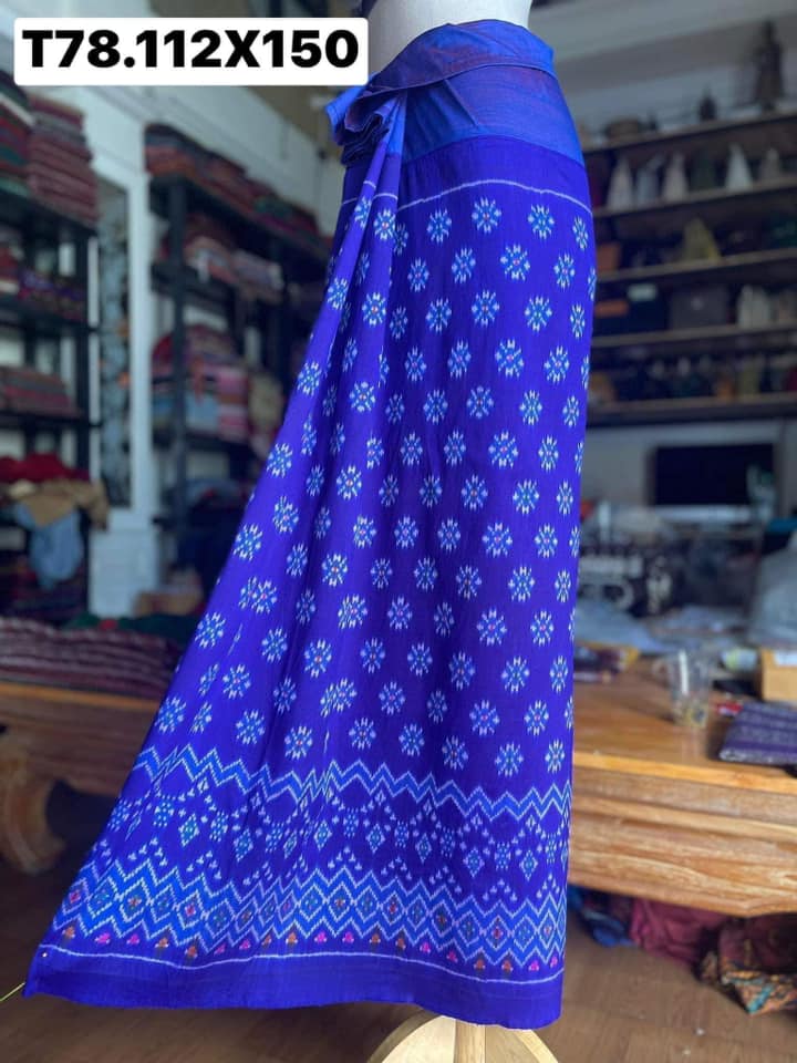 ซิ่น ผ้าซิ่นพระตะบอง สีธรรมชาติ ผ้าจาม 3ตะกอ ขนาด 112x150ซม. พื้นสีน้ำเงิน รหัส N9-SIL-T78