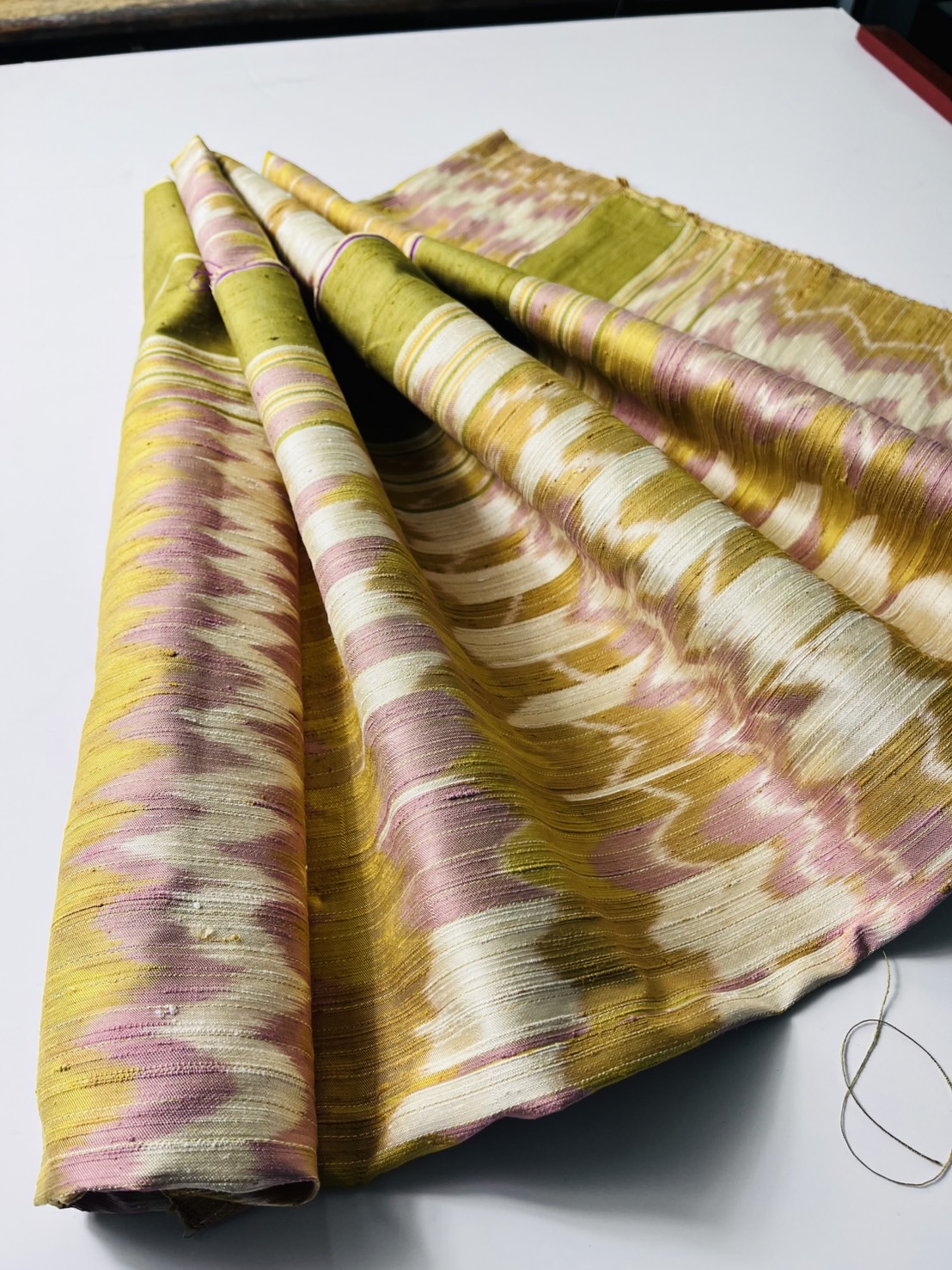 ผ้าไหมลายพิเศษ มัดหมี่เนื้อหนา ไหมแท้ สีธรรมชาติ ลายโมเดิร์นโฮล สีเขียวอมเหลืองแทรกชมพูครีม เลือกตามขนาด รหัส MMFZ-131