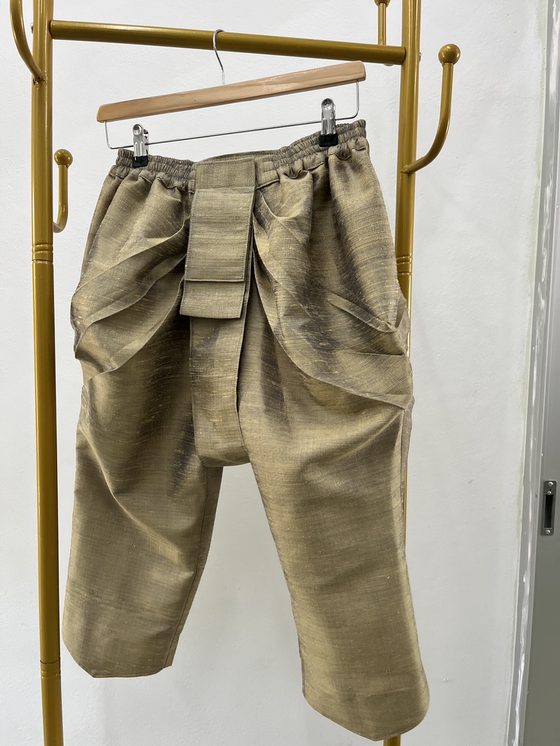 สั่งตัดเย็บ โจงกระเบน เอวยางยืด ติดตะขอ มีซิปซ่อนหลังทบหน้าผ้าโจง ทรงตามแบบ (ไม่รวมผ้า) รหัส CUT-JHN-0730671