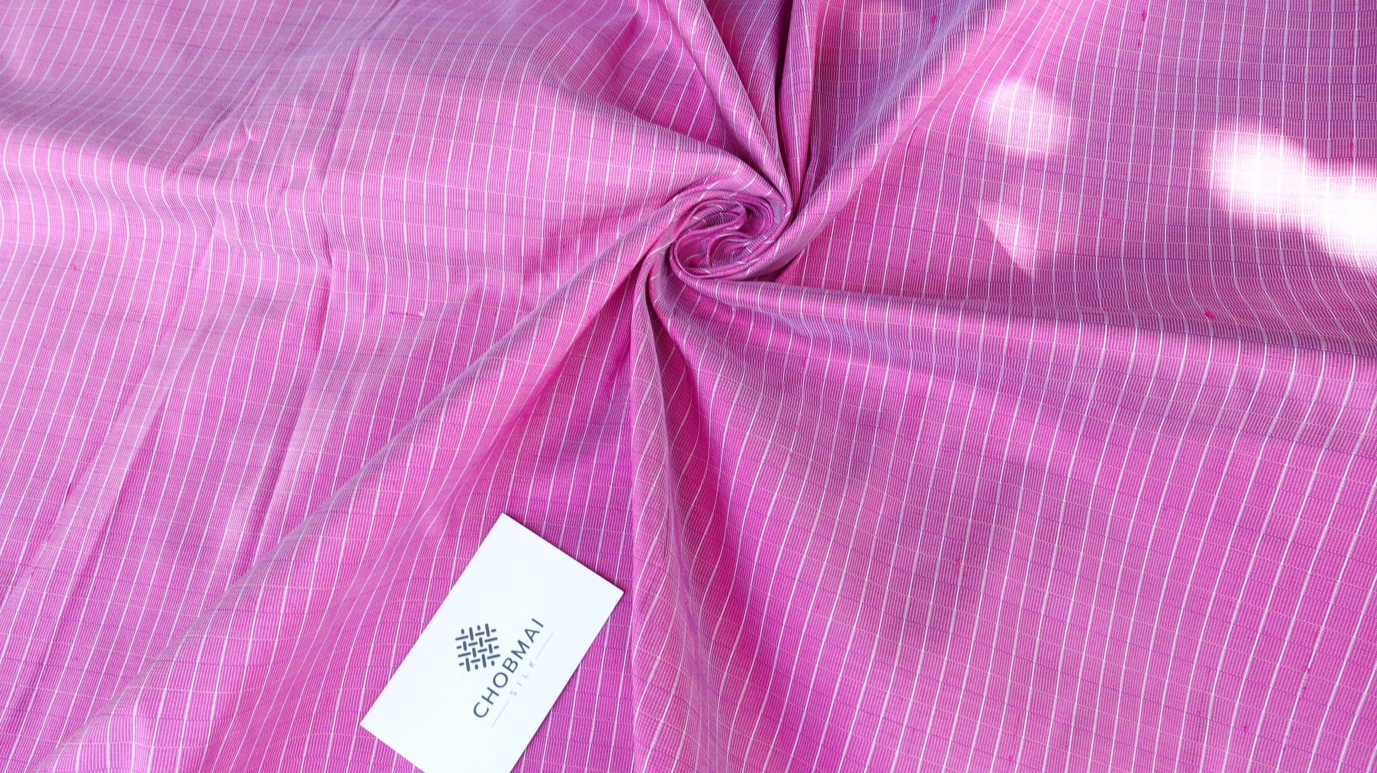 ผ้าไหมลายเกล็ดเต่า ไหมแท้ สีชมพู ตัดขายเป็นเมตร รหัส R1D-76-P3813