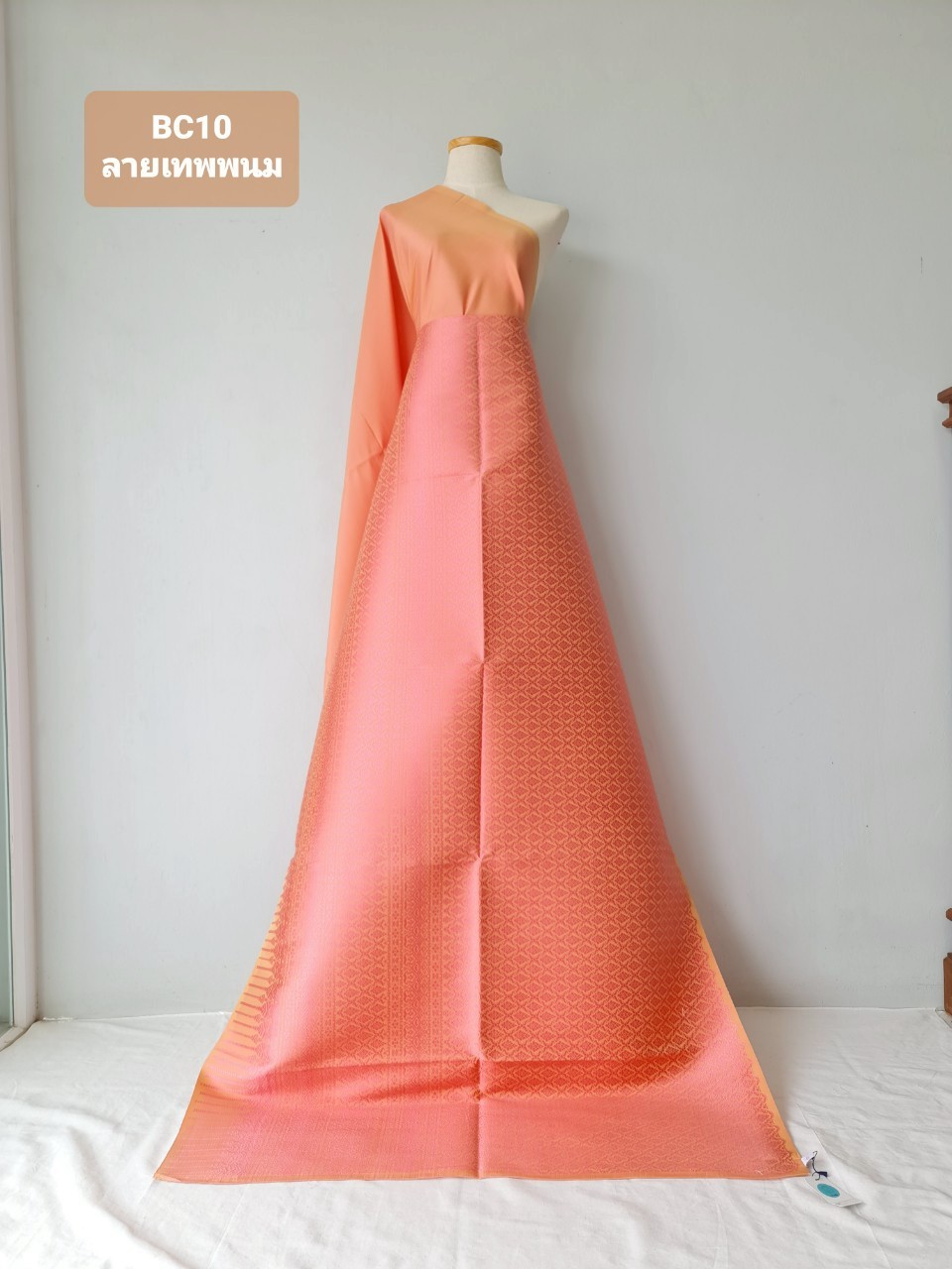(ผ้าชุด)ไหมยกสุรินทร์ ขนาด 1x4เมตร (ลาย 2เมตร+สีพื้น 2เมตร) ลายเทพพนม สีส้ม รหัส N10-119-06046824
