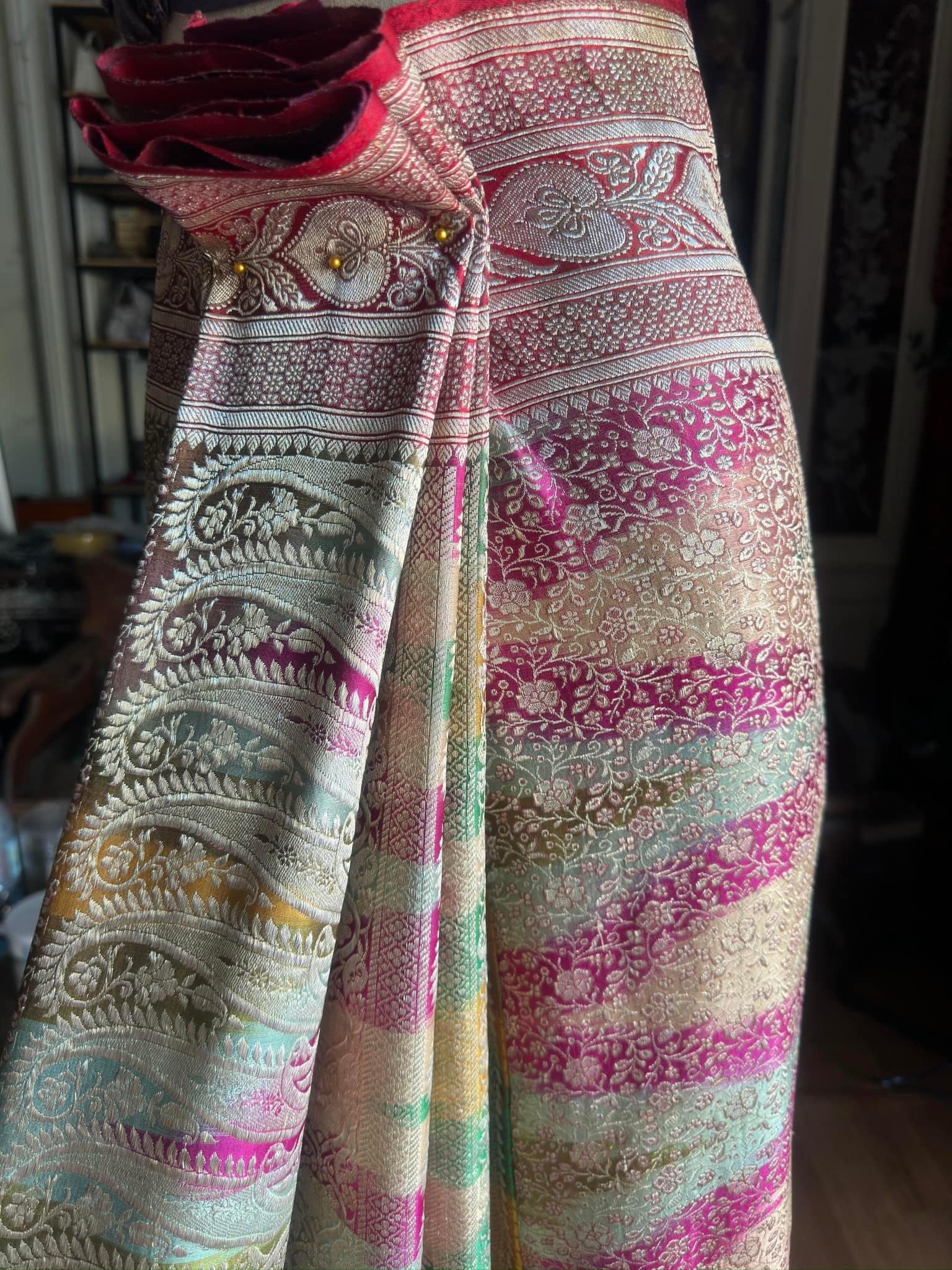 ซิ่น ผ้าปาโตล่า ไหมแท้ มีหน้านาง ขนาด 110x210ซม. สีคละสี รหัส N9-SIL-GN4