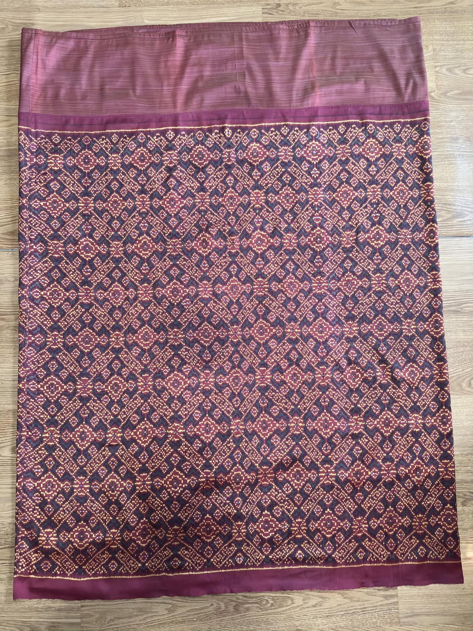 ซิ่น พระตะบอง ผ้าจามทอสามตะกอ ขนาด 120x185ซม พื้นสีแดง รหัส N9-SIL-AJ21