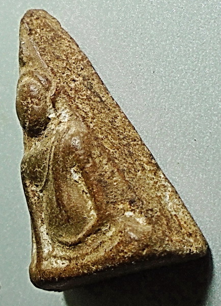 พระนางพญา อาจารย์ถนอม วัดนางพญา พิมพ์เข่าโค้ง เนื้อดิน ปี 2514 จ.พิษณุโลก พิมพ์ใหญ่ (นิยม)