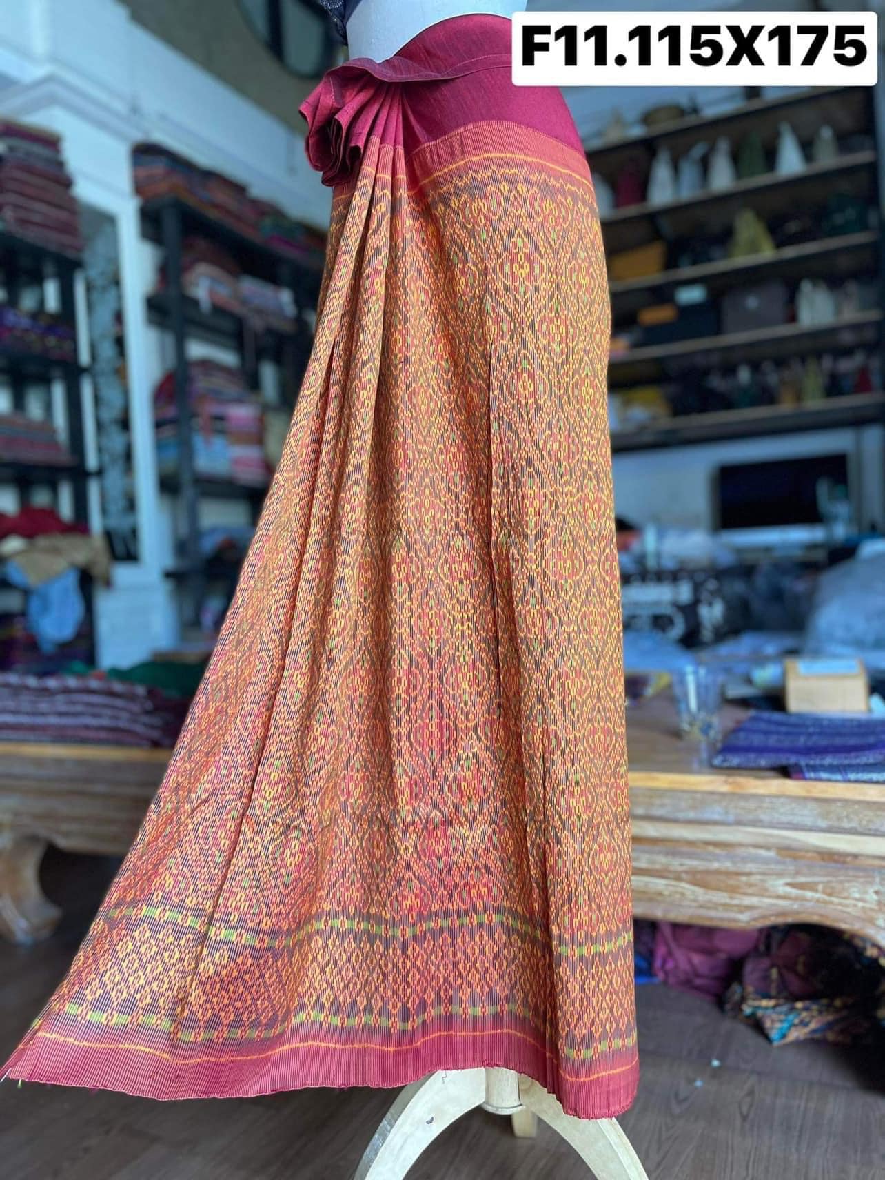 ซิ่น ผ้าซิ่นพระตะบอง สีธรรมชาติ ผ้าจาม 3ตะกอ ขนาด 115x175ซม. พื้นสีแดง รหัส N9-SIL-F11