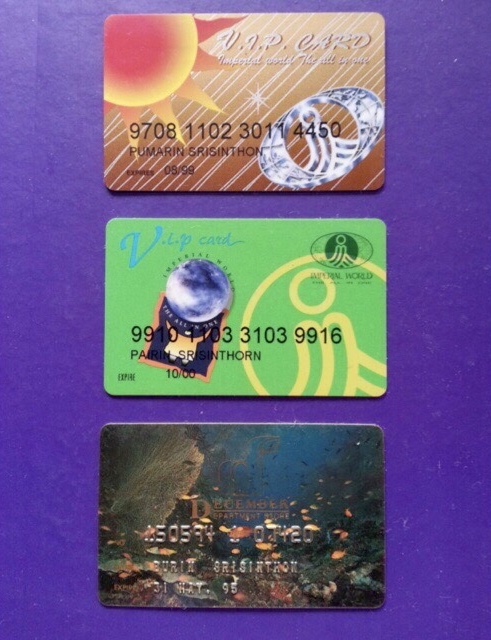 บัตรสิทธิประโยชน์ของห้างสรรพสินค้า ซึ่งมีสีสันหลากหลาย 1 ชุดมี 3 ใบ ตามภาพ (บัตรสะสม)ไม่ใช่บัตรเติมเงิน ไม่มีเงินในบัตร