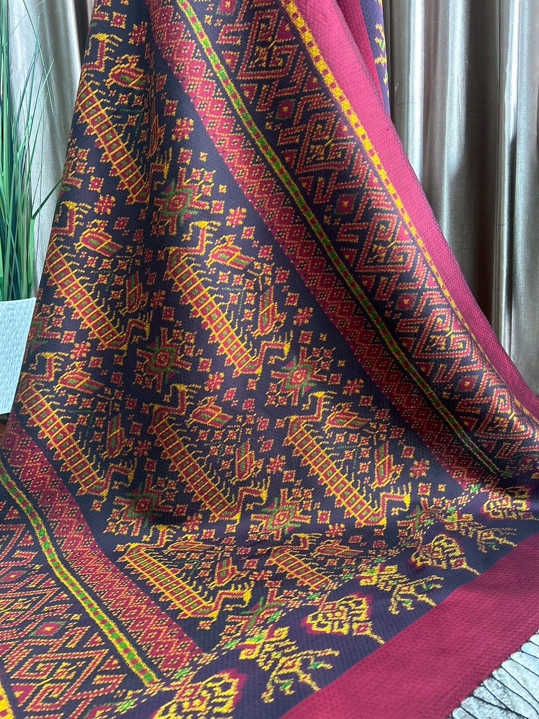 ซิ่น ผ้าไหมมัดหมี่ ทอยกดอกลูกแก้ว ขนาด 1x2เมตร ลายเรือสุพรรณหงส์ พื้นสีแดง รหัส L9A-PK-10066815