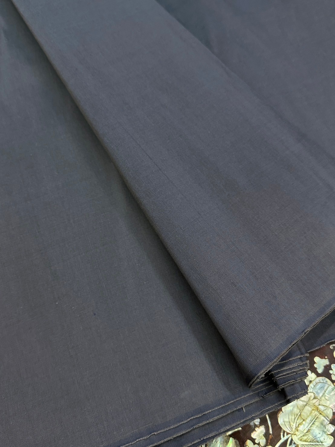ผ้าไหมสีพื้น เนื้อเรียบหนา ไหมแท้ 6เส้น หน้ากว้าง 49 นิ้ว สีเทาชาโคล (ราคาต่อหลา) รหัส C-ST-12026711