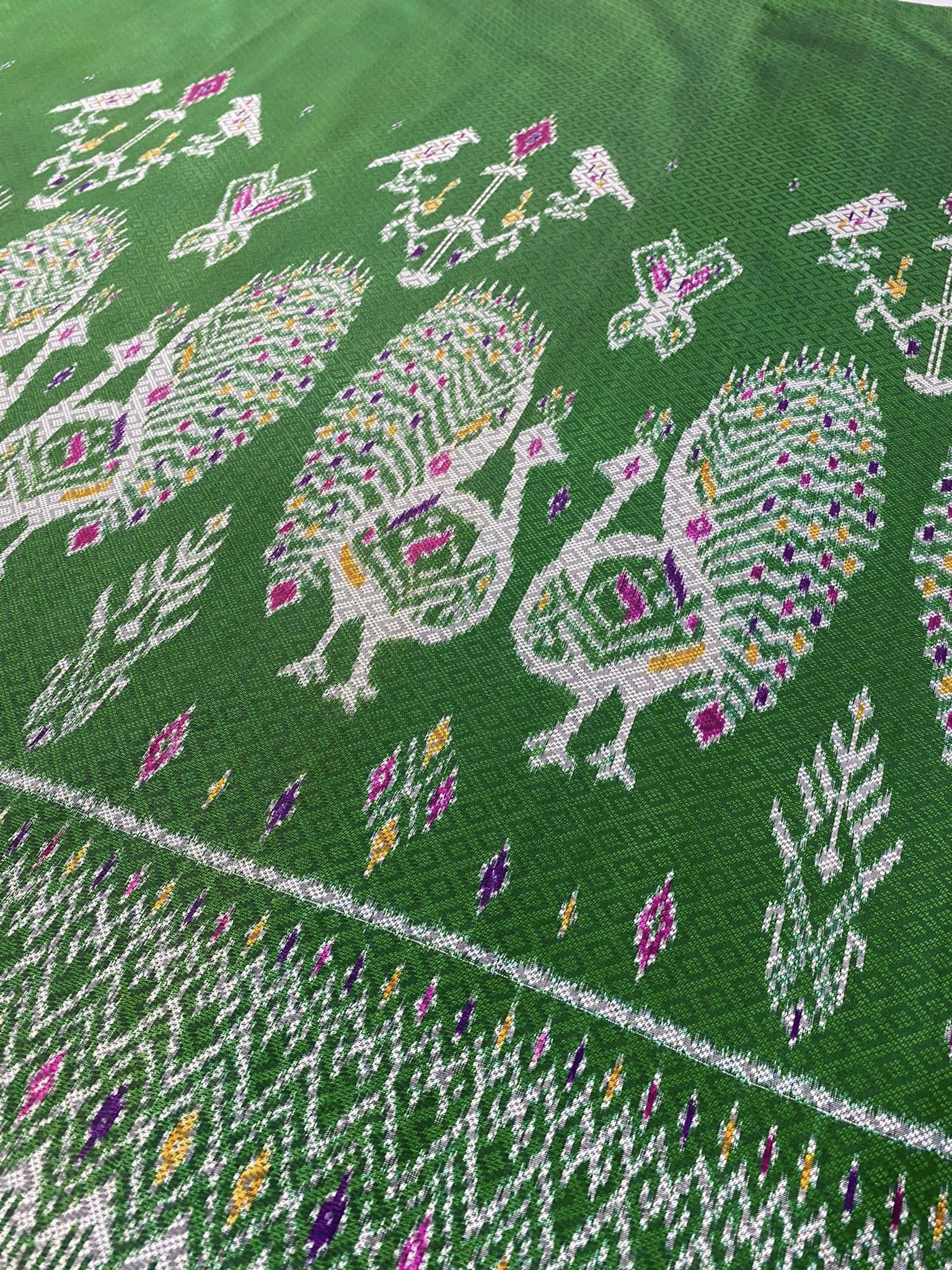 ซิ่น ผ้าไหมมัดหมี่ ไหมแท้ 6ตะกอ ยกดอกลูกแก้ว ขนาด 1x2เมตร ลายนกยูง พื้นสีเขียว รหัส M2A-RT-1211661