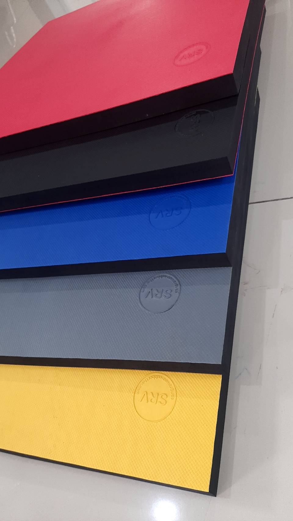 แผ่นยางพาราปูพื้นฟิตเนสตารางเมตรละ700บาท