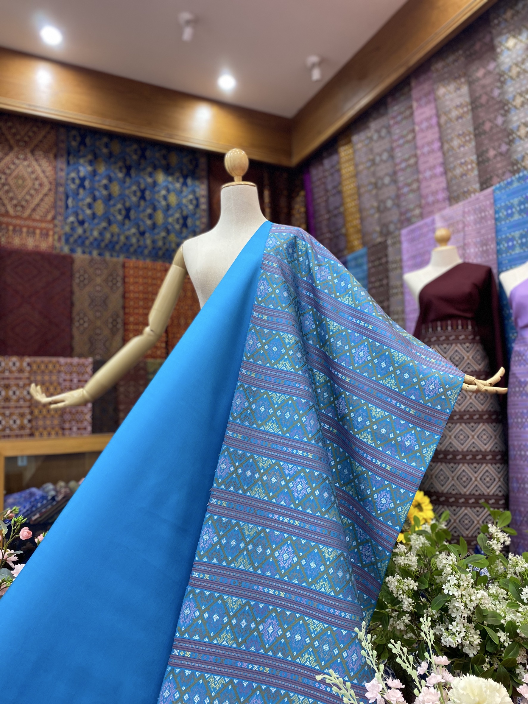 (ผ้าชุด)ไหมแพรวา ตัดชุดลายเกาะจกขิด ขนาด 63x500ซม (ลาย 2.3เมตร+สีพื้น 2.7เมตร) พื้นสีฟ้า รหัส P10-BM-1017680955