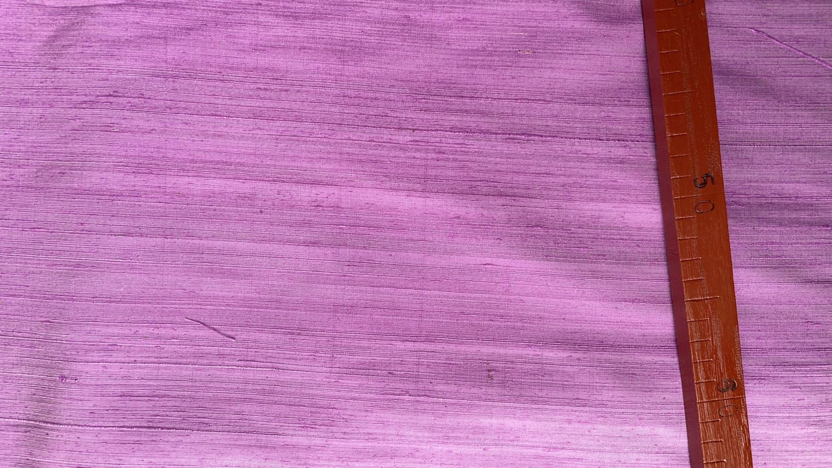 ผ้าไหมสีพื้น ไหมลืบเนื้อหยาบหนา ไหมแท้มีขี้ไหม สีชมพูกลีบบัว (ราคาต่อเมตร) รหัส D-76-P4130