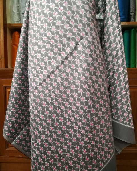 ซิ่น ผ้าไหมมัดหมี่ 3ตะกอ ขนาด 1x2เมตร ลายดอกชมพู พื้นสีเทา รหัส R2Q-NY0828661150