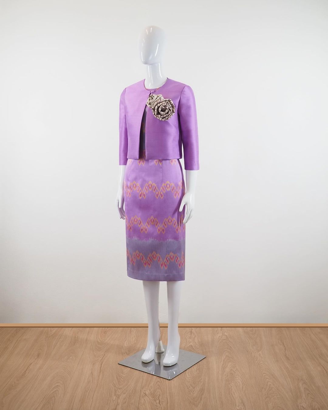 แบบตัดชุด เดรสและเสื้อคลุมผ้าไหม (ไม่รวมผ้า) chobmai x JHN รหัส CUT-51-0323677