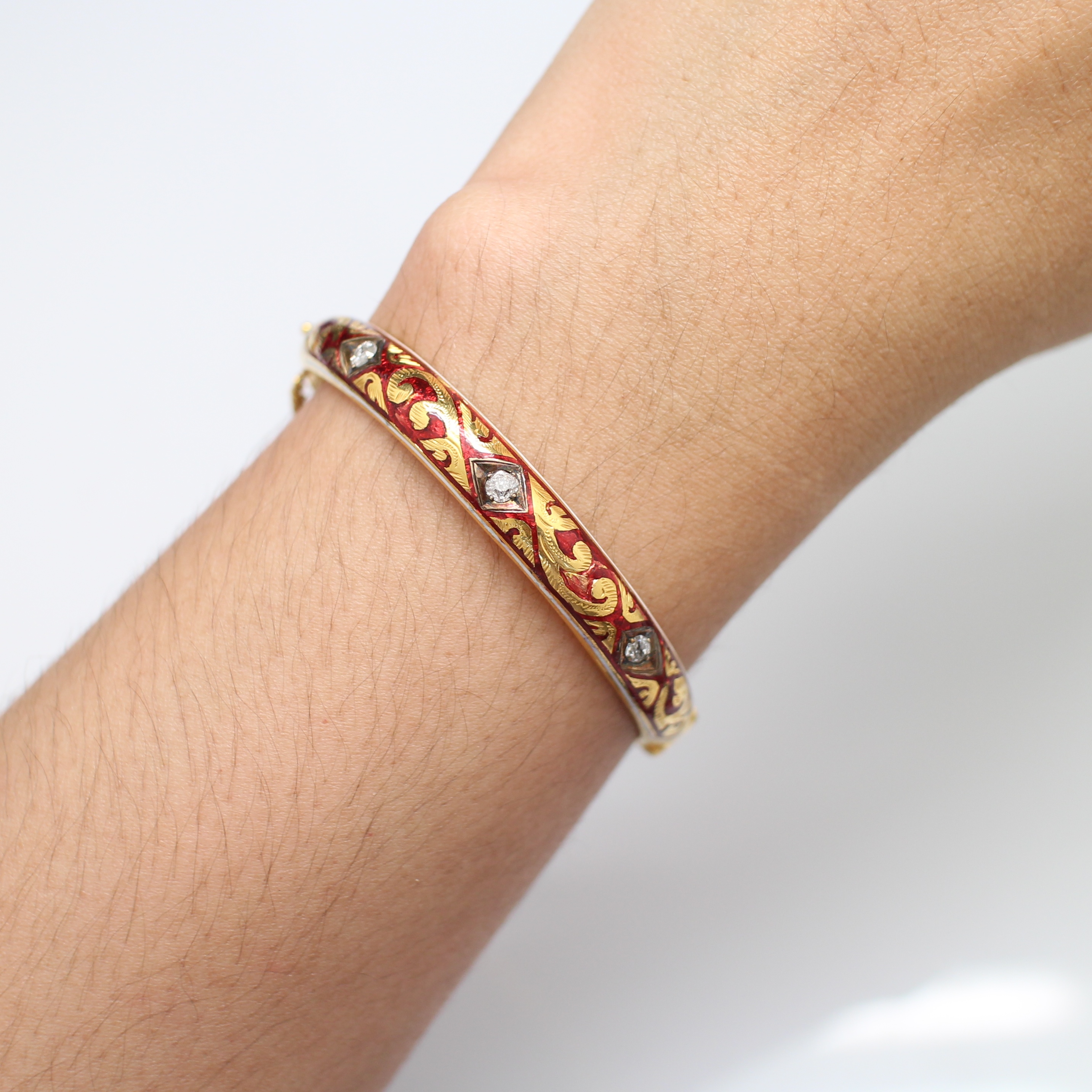 BL25014 กำไลทองลงยาสีแดงฝังเพชร เพชรแท้ 3 เม็ด 0.45 กะรัต ทองแท้ 90% นน.รวม 18.1 กรัม เส้นผ่านศูนย์กลาง 5.2 ซม.