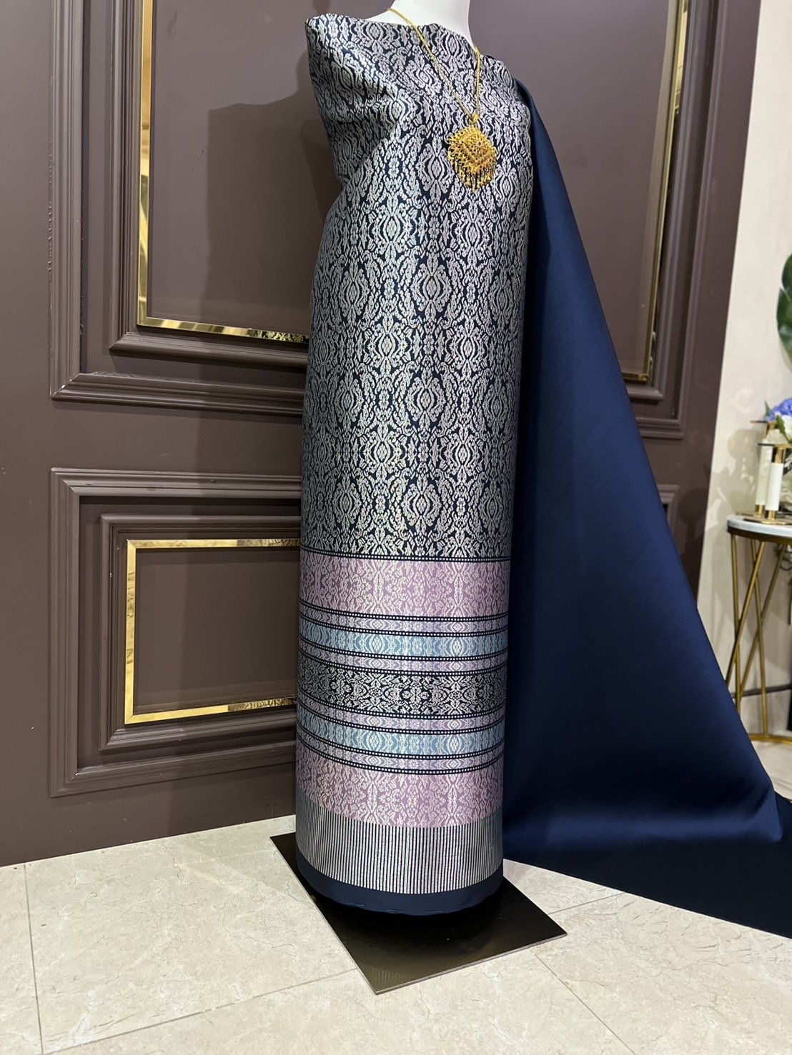 (ผ้าชุด)ผ้าไหมยกดอกลำพูน เกาะเชิงดิ้นเงิน ขนาด 1.02x4.31เมตร ลายอินเดีย พื้นสีน้ำเงินกรม รหัส N90-29-TR0523