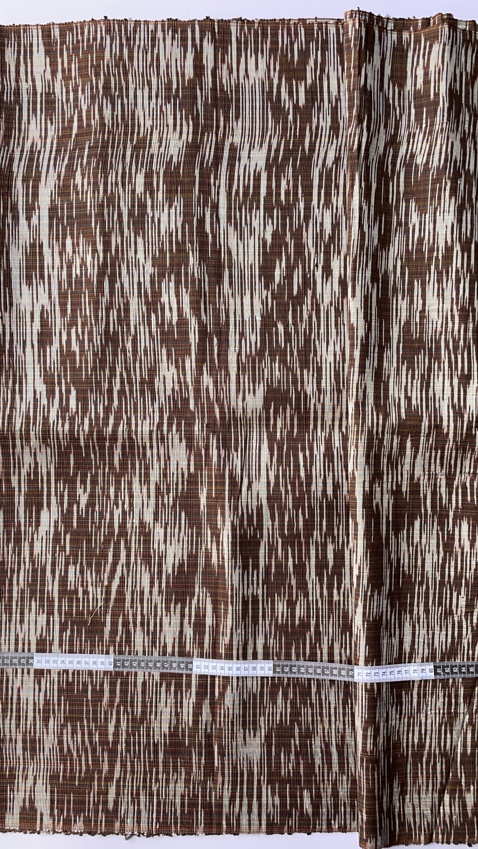 ผ้าไหมลายพิเศษ มัดหมี่เนื้อหนา ไหมแท้ ลายพร่างพรม สีน้ำตาลเข้มสลับสีขาว ตัดขายเป็นเมตร รหัส MMFZ-NY-SKU-44319