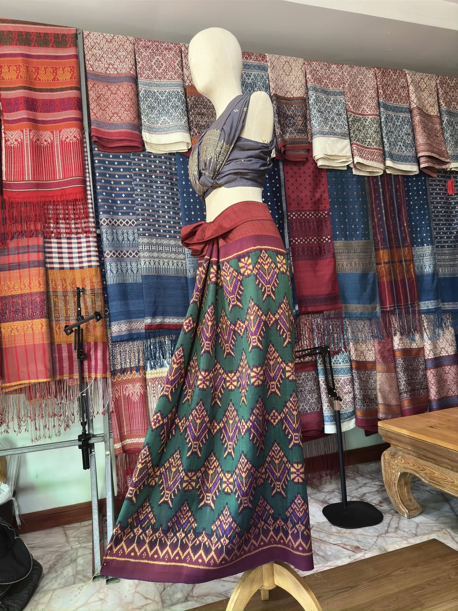 ซิ่น พระตะบอง ผ้าจามทอสามตะกอ ขนาด 116x160ซม สีแดง รหัส N9-SIL-AJ22