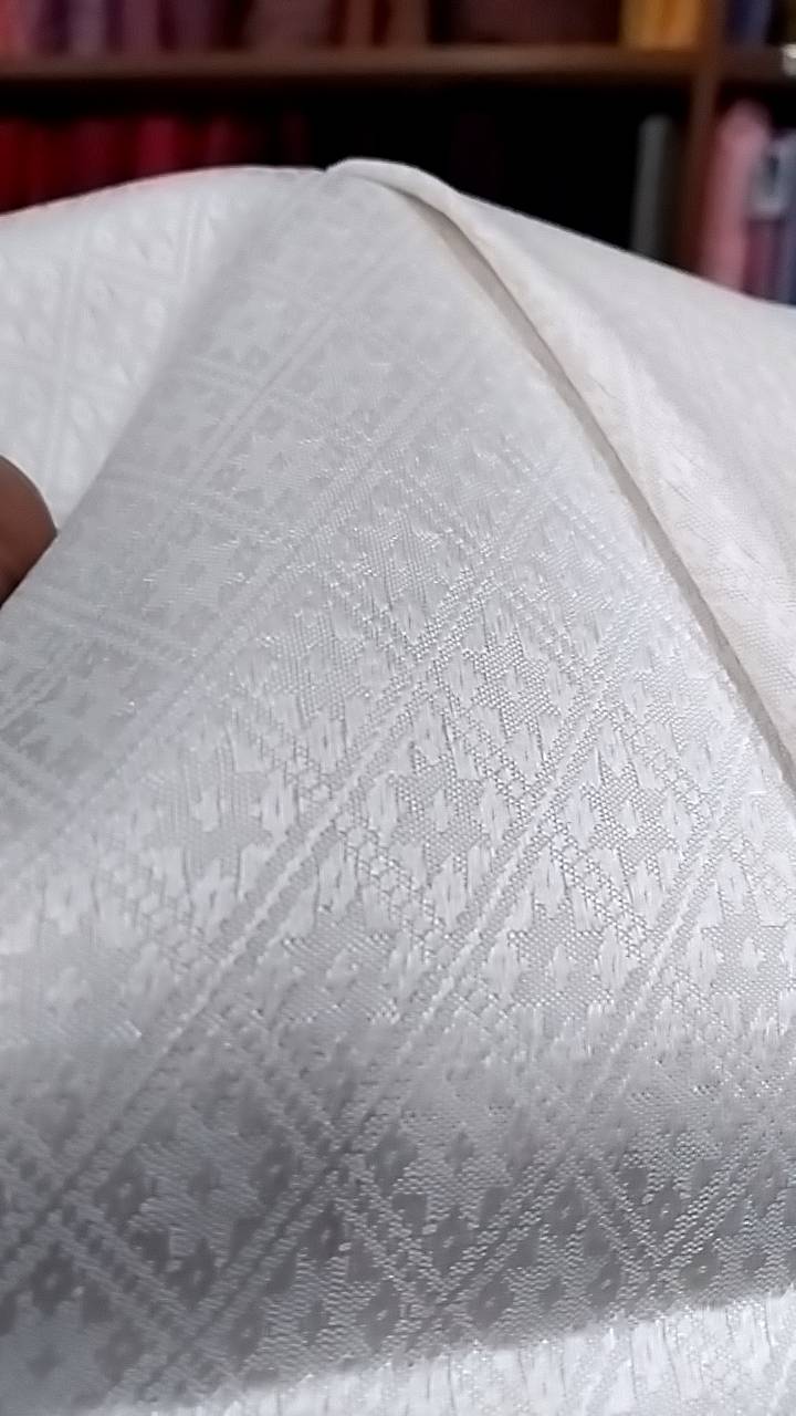 ซิ่น ผ้าไหม ยกดอกมีเชิง ผ้าไหมแท้ ขนาด 1x2หลา สีขาว รหัส B7-NY-01246806