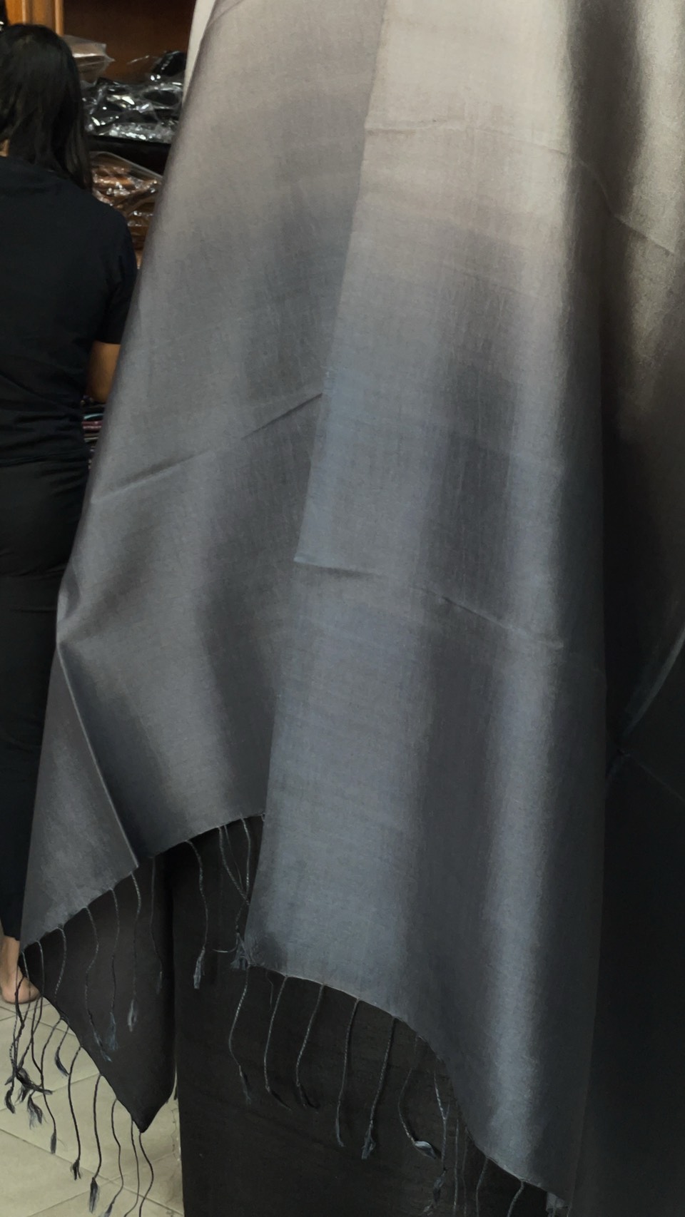 ผ้าคลุมไหล่ผ้าไหม สไลด์สี เนื้อเรียบ ขนาด 60x200ซม. สีเทา-สีเทาเข้ม รหัส ZYE-AA-1114682