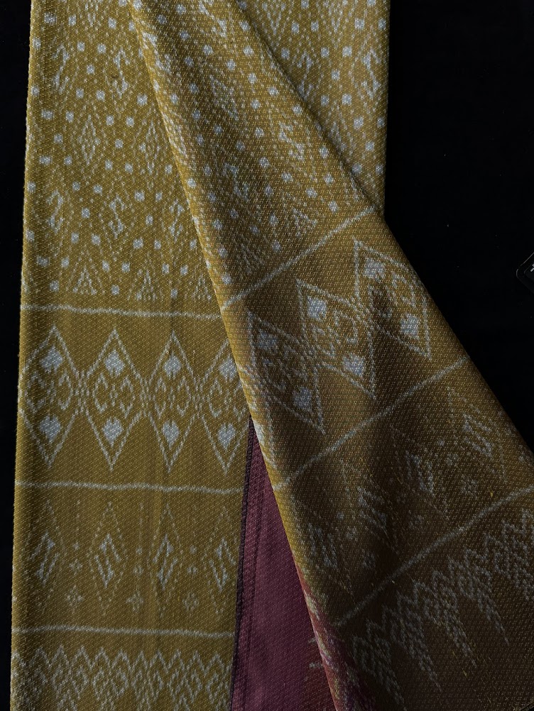 ซิ่น ผ้าไหมมัดหมี่ ทอยกดอก 6ตะกอ ขนาด 1x2 เมตร ลายนารีรัตนราชกัญญา สีเหลืองทองหม่น รหัส PCS-NY-11226813