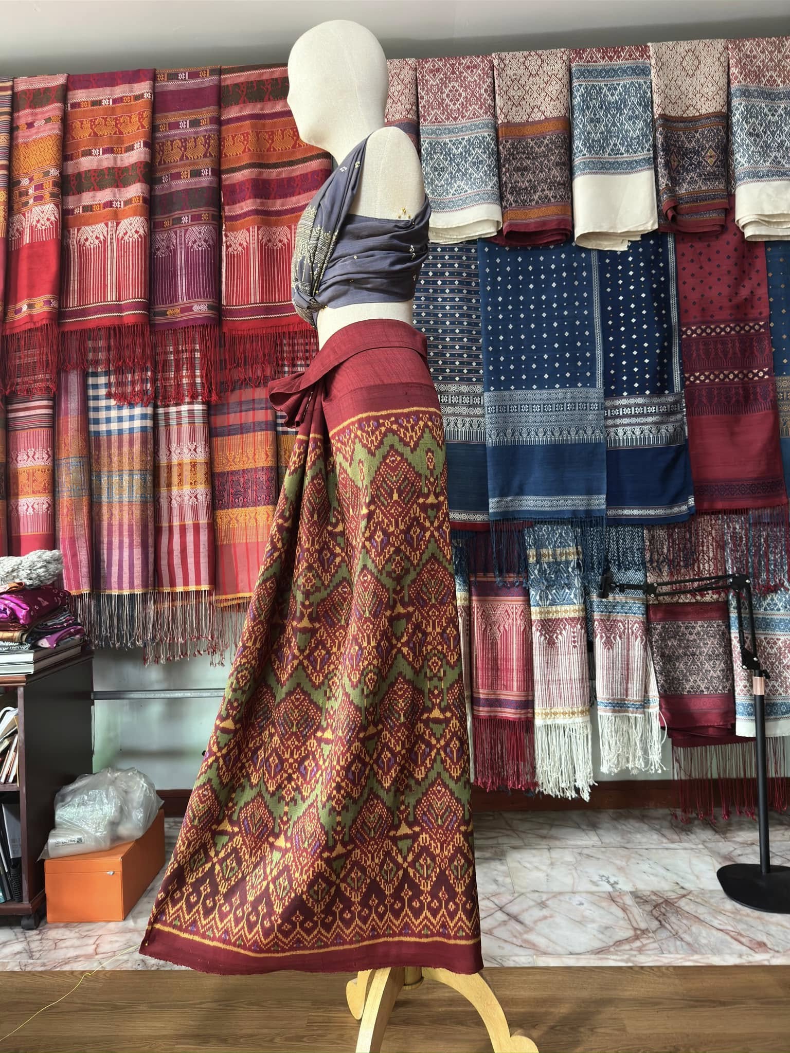 ซิ่น พระตะบอง ผ้าจามทอสามตะกอ ขนาด 118x150ซม พื้นสีแดง รหัส N9-SIL-AJ18