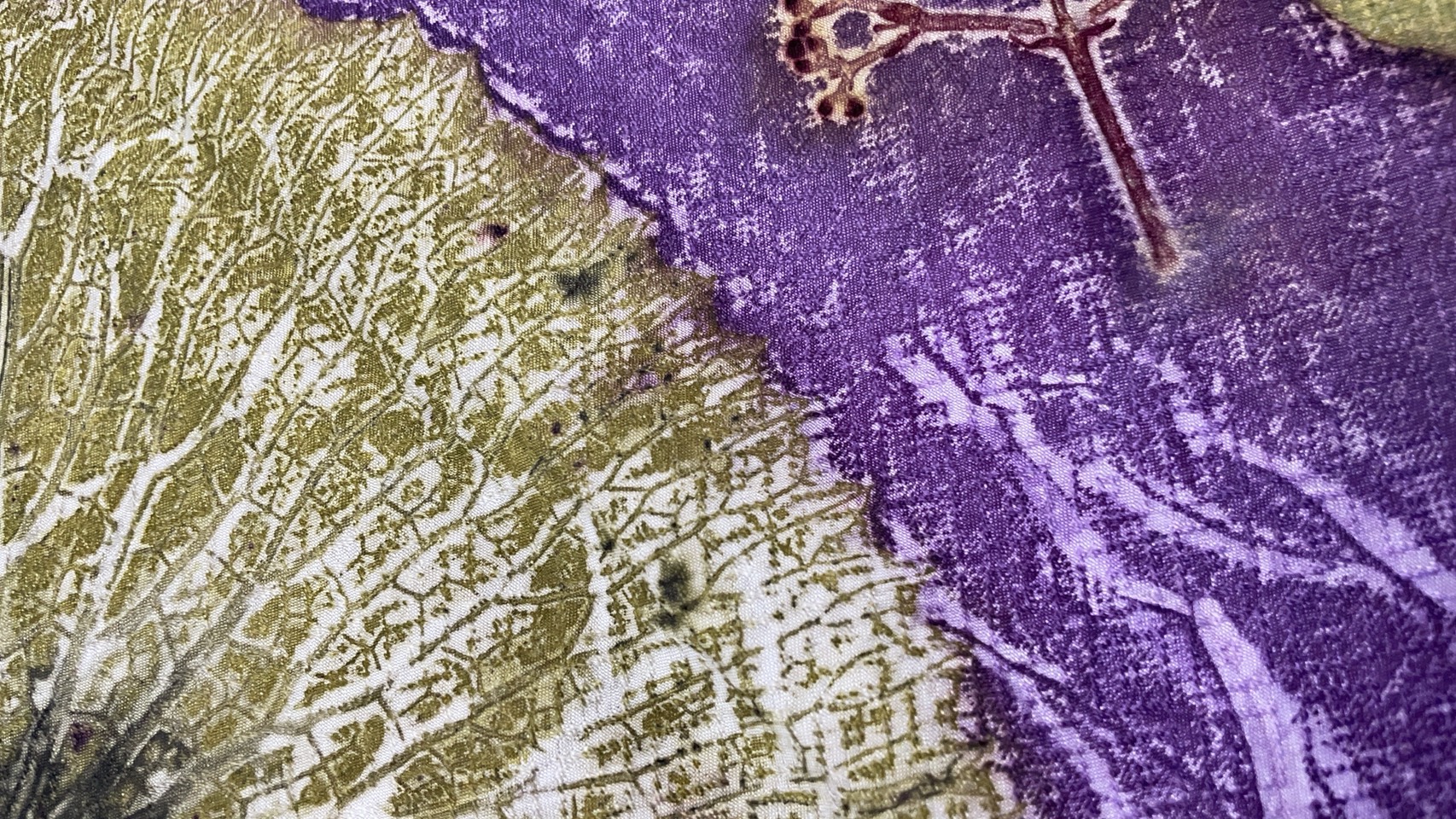 ผ้าคลุมไหล่ผ้าไหม Eco print เนื้อยกดอก มีชายครุย ขนาด 60x180ซม. สีม่วง รหัส ECO-82-1114684