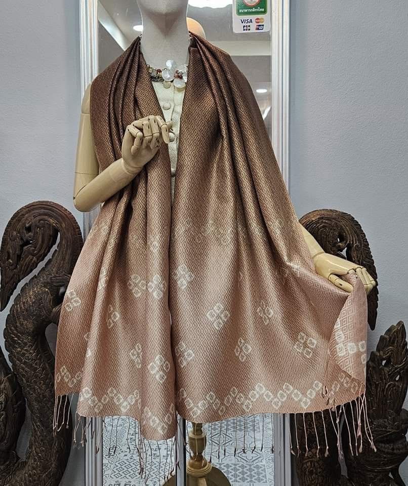 ผ้าคลุมไหล่ไหม ยกดอก มัดย้อม ไล่เฉดสี ขนาด 65x200ซม. เฉดสีน้ำตาล รหัส ZYE-TT-1207671