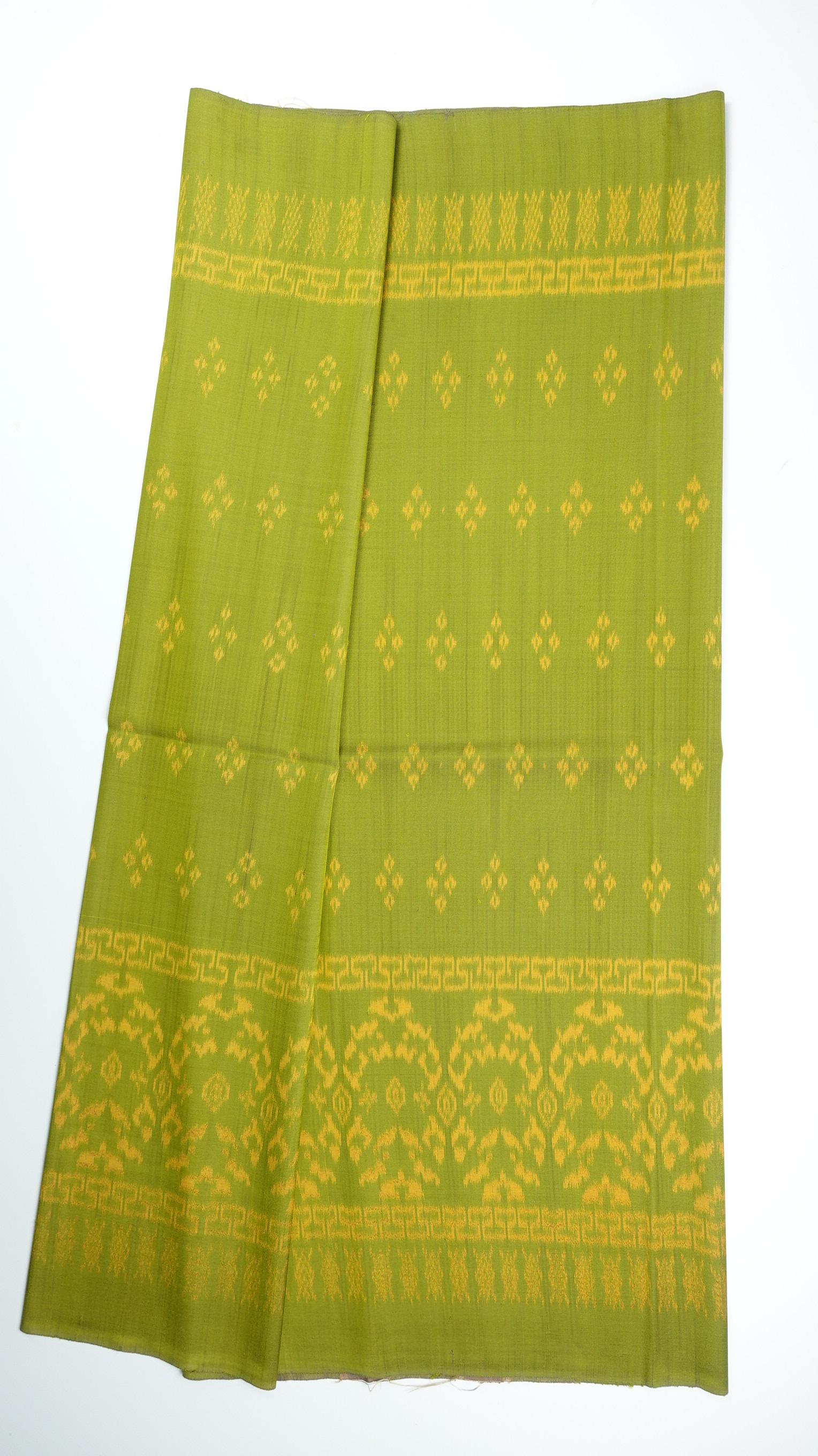 (ผ้าชุด)ไหมมัดหมี่ 3ตะกอ ไหมแท้ (ผ้าลาย 2เมตร+สีพื้น2เมตร) โทนสีเขียวตองอ่อน รหัส M3-ME-066-12226715