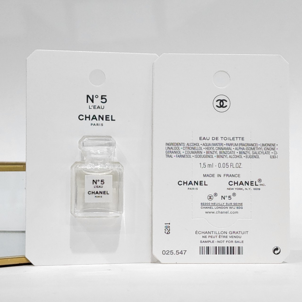 น้ำหอมจิ๋วมินิ Chanel no 5 L'eau Eau De Toilette Spray for women 1.5ml แบบแต้มมีกล่อง ( Mini Perfume น้ำหอมขนาดพกพา) น้ำหอมจิ๋วมินิ ขวดน่ารัก ตั้งโชว์ก็สวย พกพาก็สะดวก หัวแต้มตามจุดชีพจร