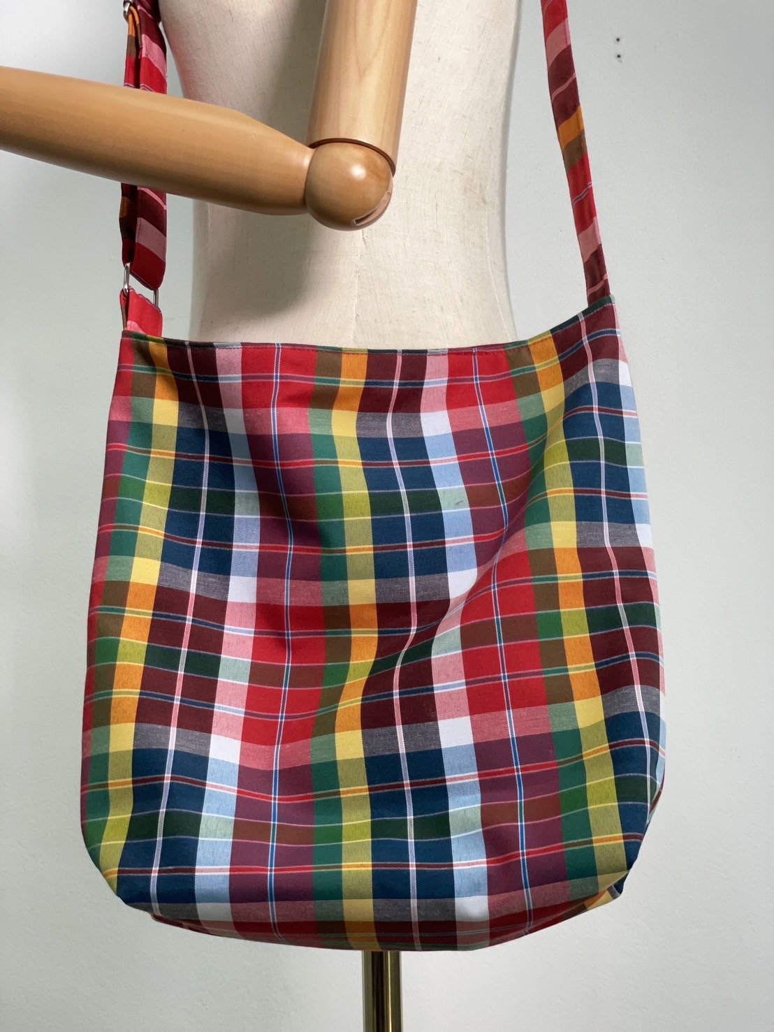 สั่งตัด กระเป๋าสะพายข้าง ขนาด4x14x13 นิ้ว (ไม่รวมผ้า) รหัส CUT-GO-26