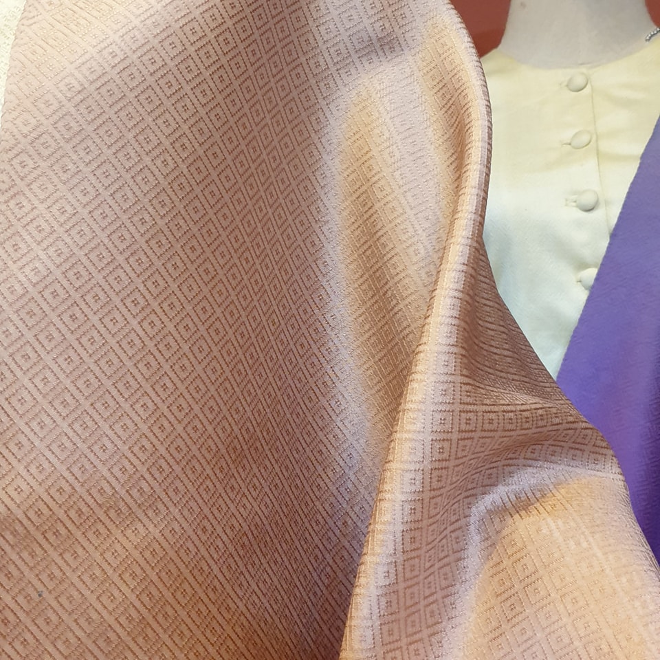 พรีออเดอร์ 3-7วัน ผ้าคลุมไหล่ไหม ยกดอก มัดย้อม ไล่เฉดสี ขนาด 65x200ซม. พื้นสีน้ำตาล สีเบจ รหัส ZYE-TT1027666