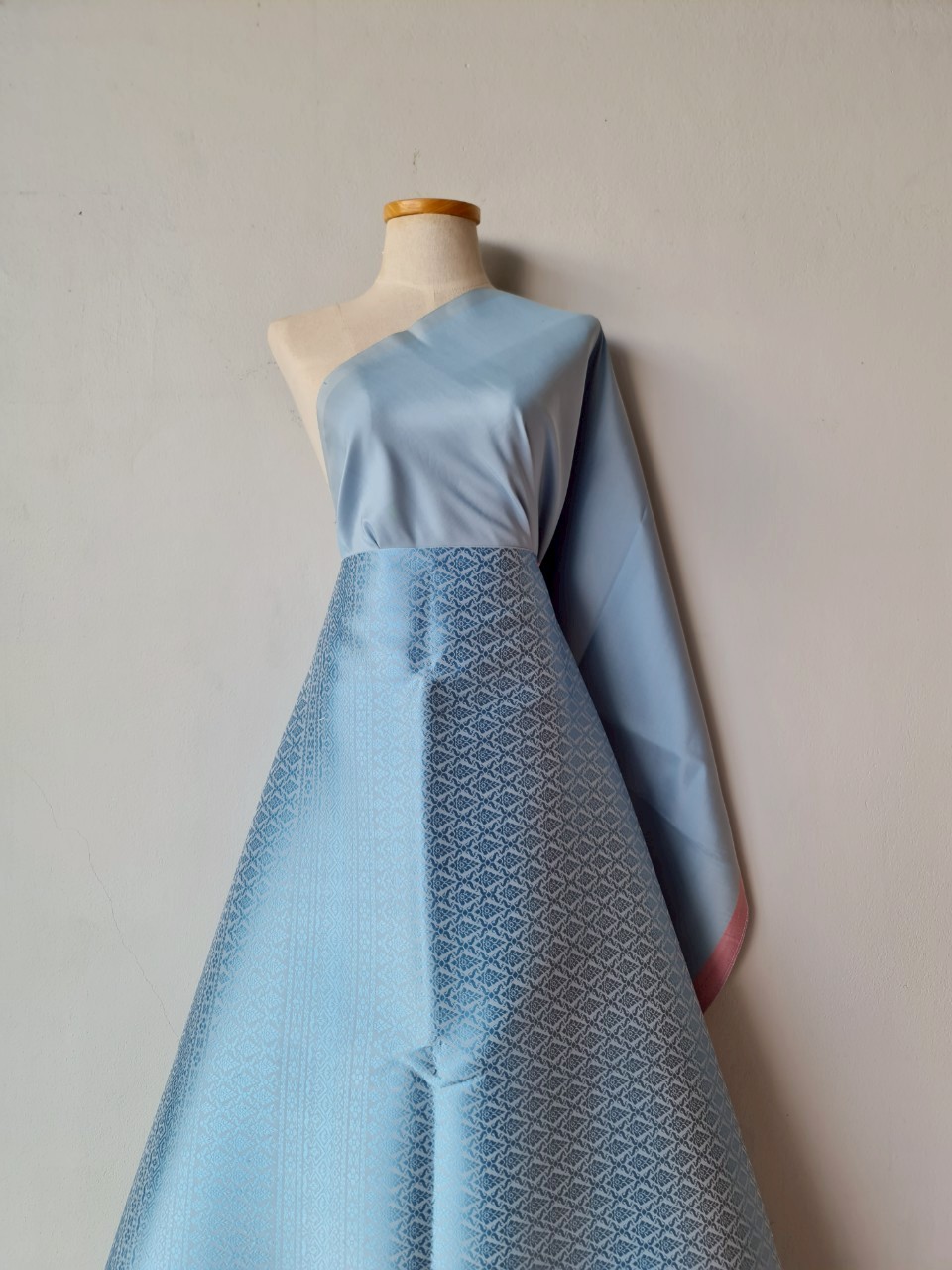 (ผ้าชุด)ไหมยกสุรินทร์ ขนาด 1x4เมตร (ลาย 2เมตร+สีพื้น 2เมตร) สีฟ้า รหัส N10-119-06046823