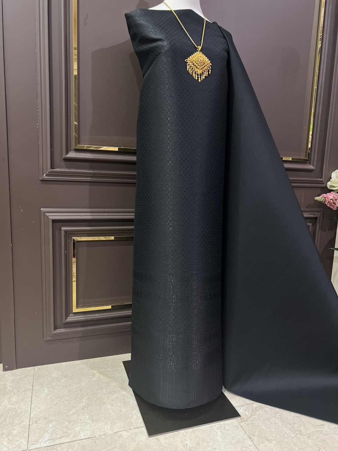 (ผ้าชุด)ผ้าไหมยกดอกลำพูน ยกดอกดิ้นดำ ขนาด 1.01x4.30เมตร ลายดอกลำดวน พื้นสีดำ รหัส N90-29-R0033